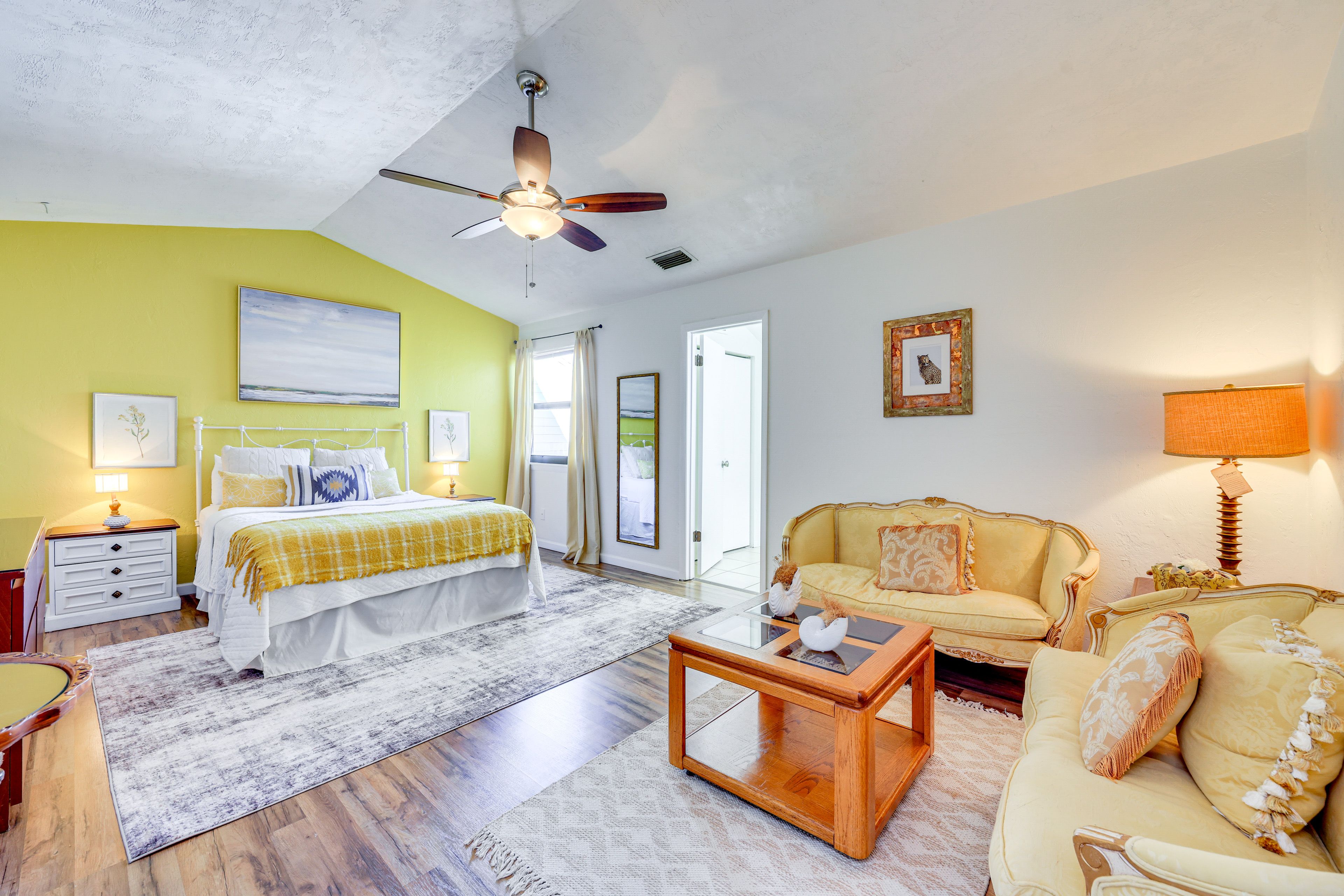 Bedroom 2 | 2nd Floor | Queen Bed