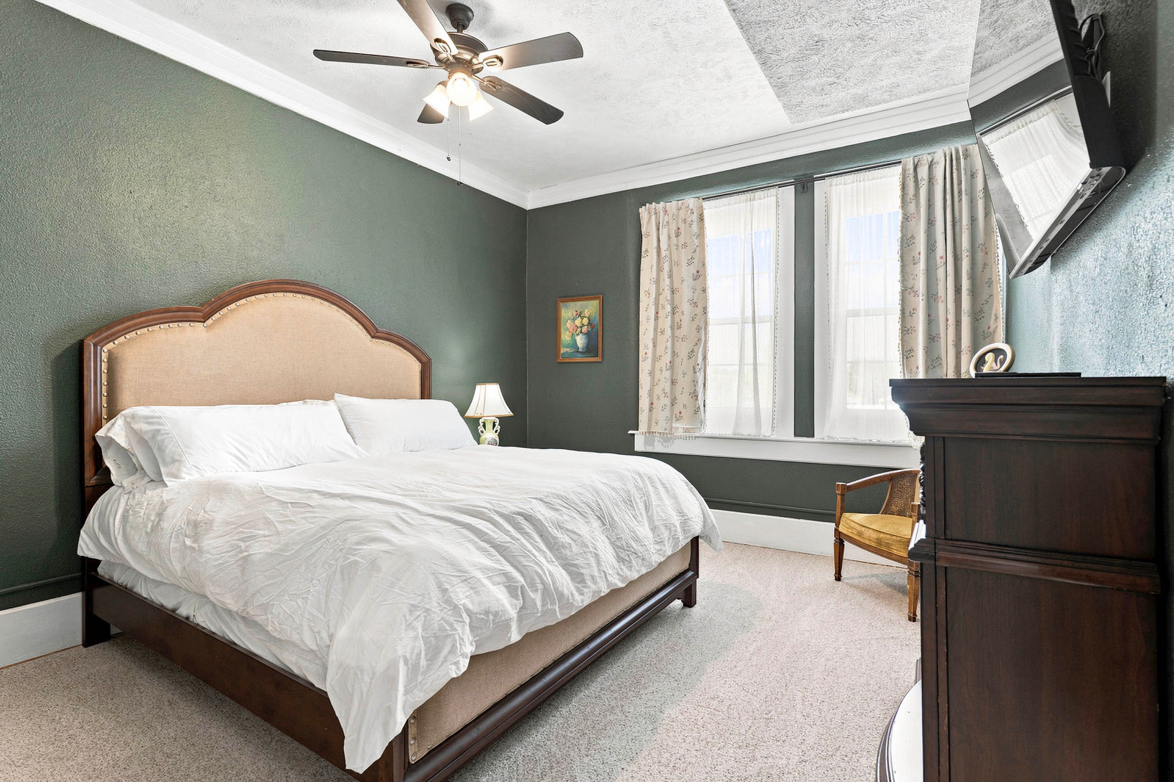 Bedroom 1 | King Bed