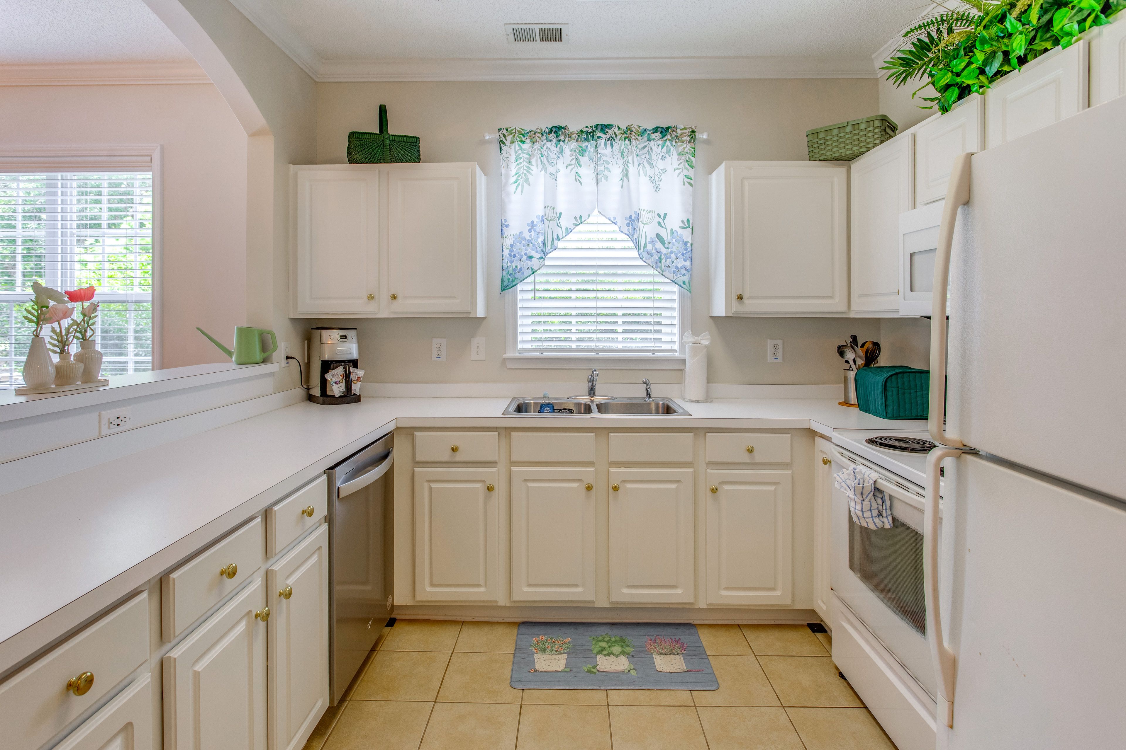 Kitchen | Drip Coffee Pot | Dishwasher | Toaster