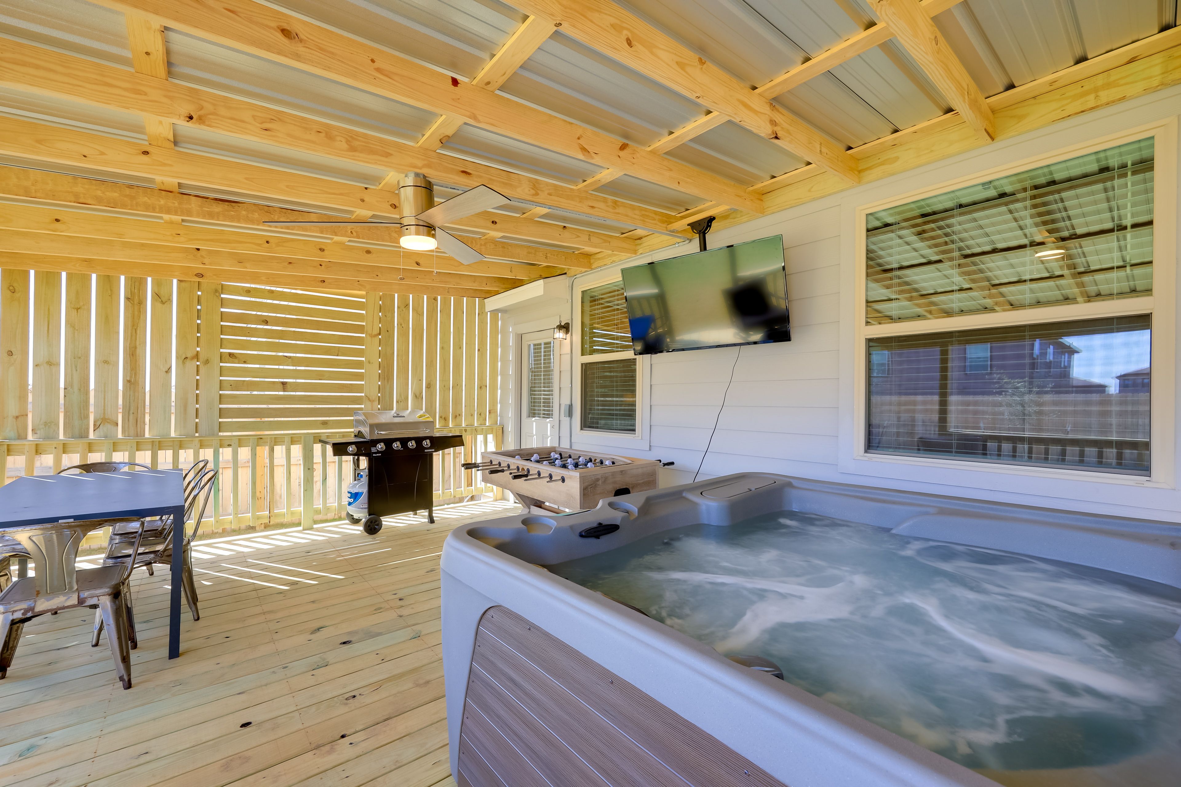Deck | Hot Tub | Gas Grill | Gas Fire Table