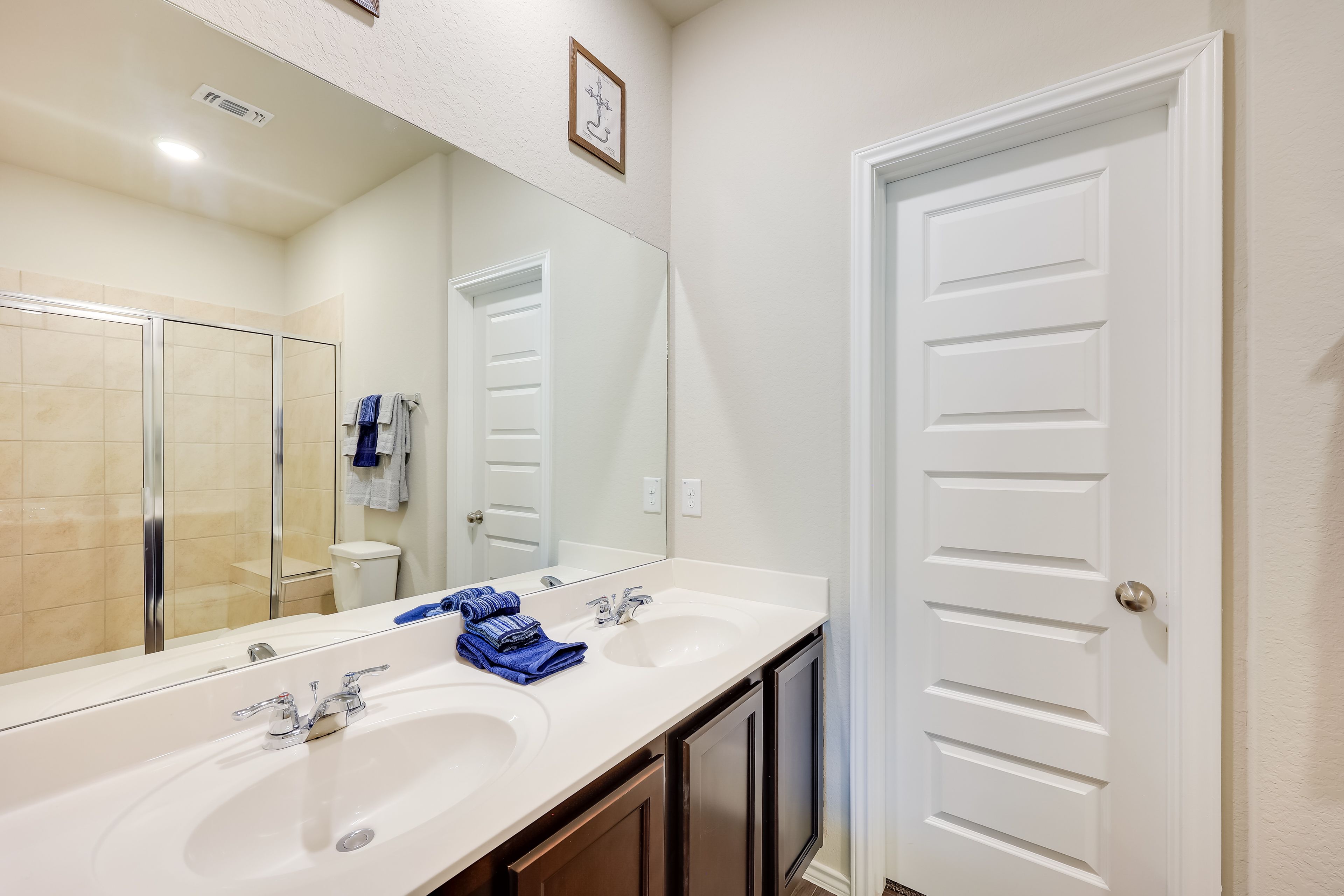 Full Bathroom | Towels Provided | 1st Floor