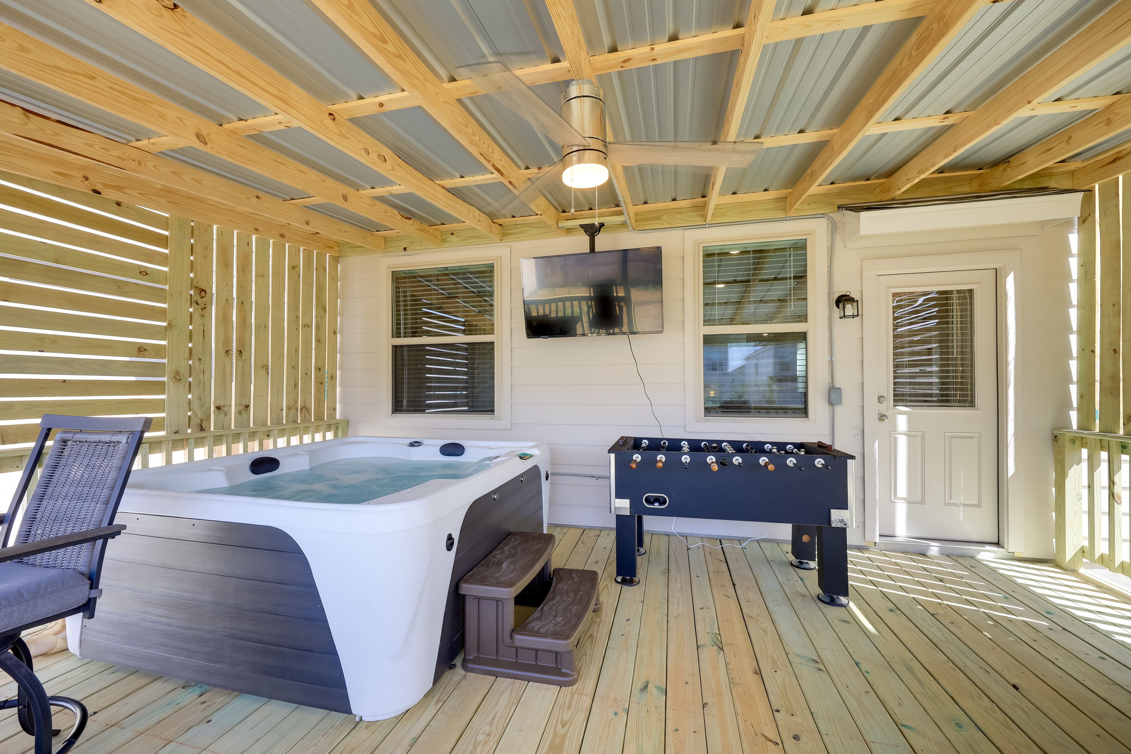 Deck | Hot Tub | Gas Grill | Gas Fire Table