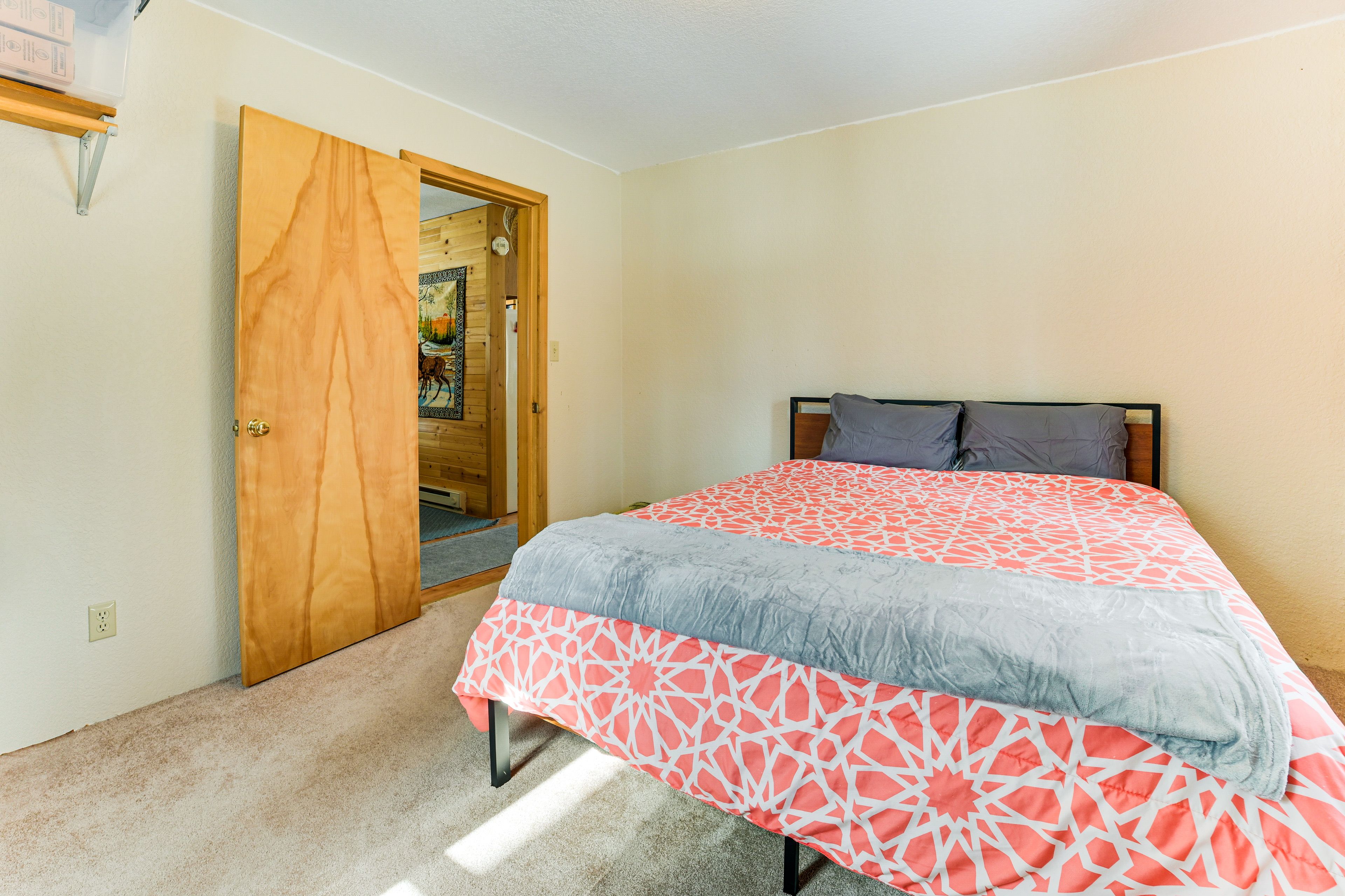 Bedroom 1 | Queen Bed | 1st Floor