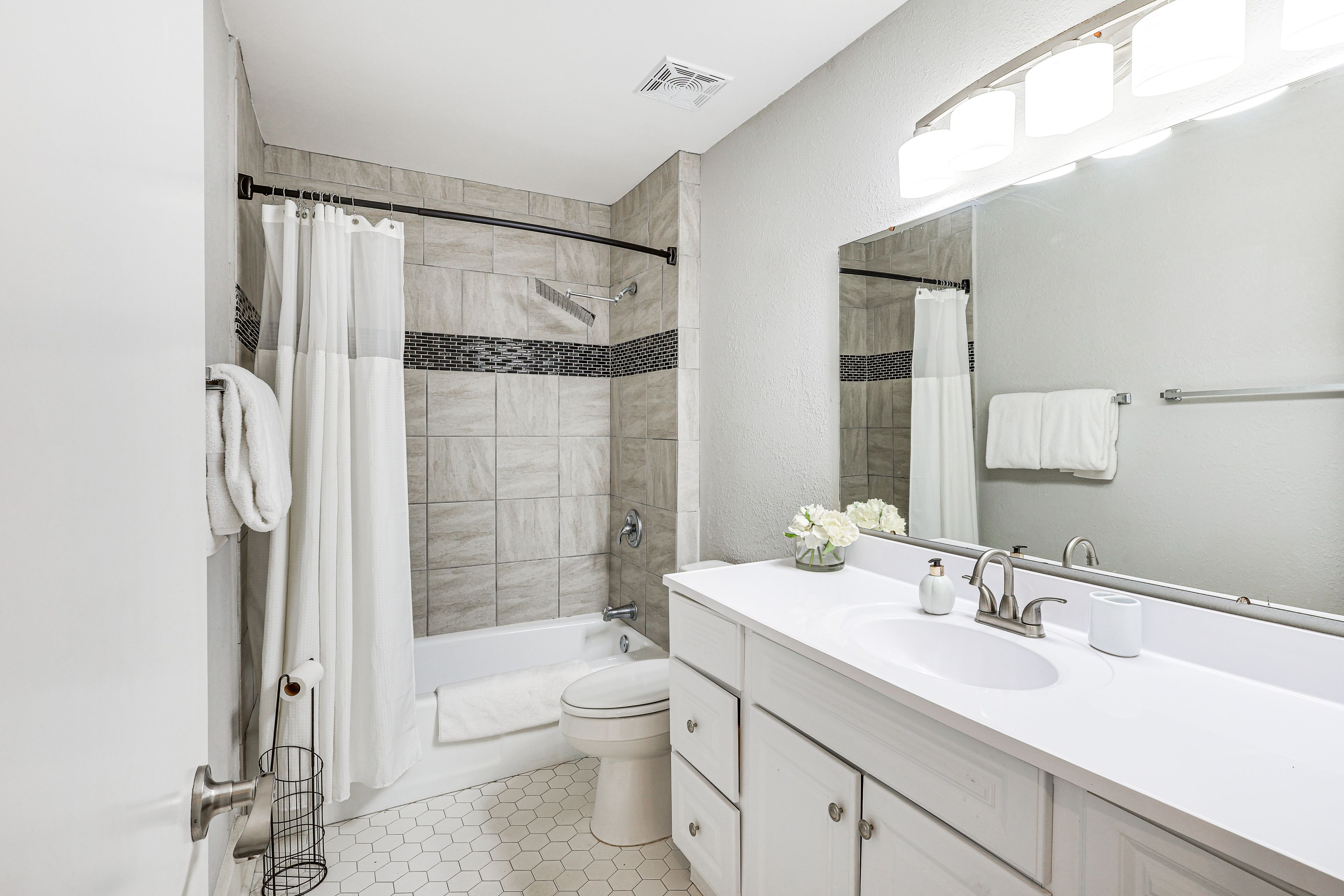 Full Bathroom | 1st Floor | Shower/Tub Combo