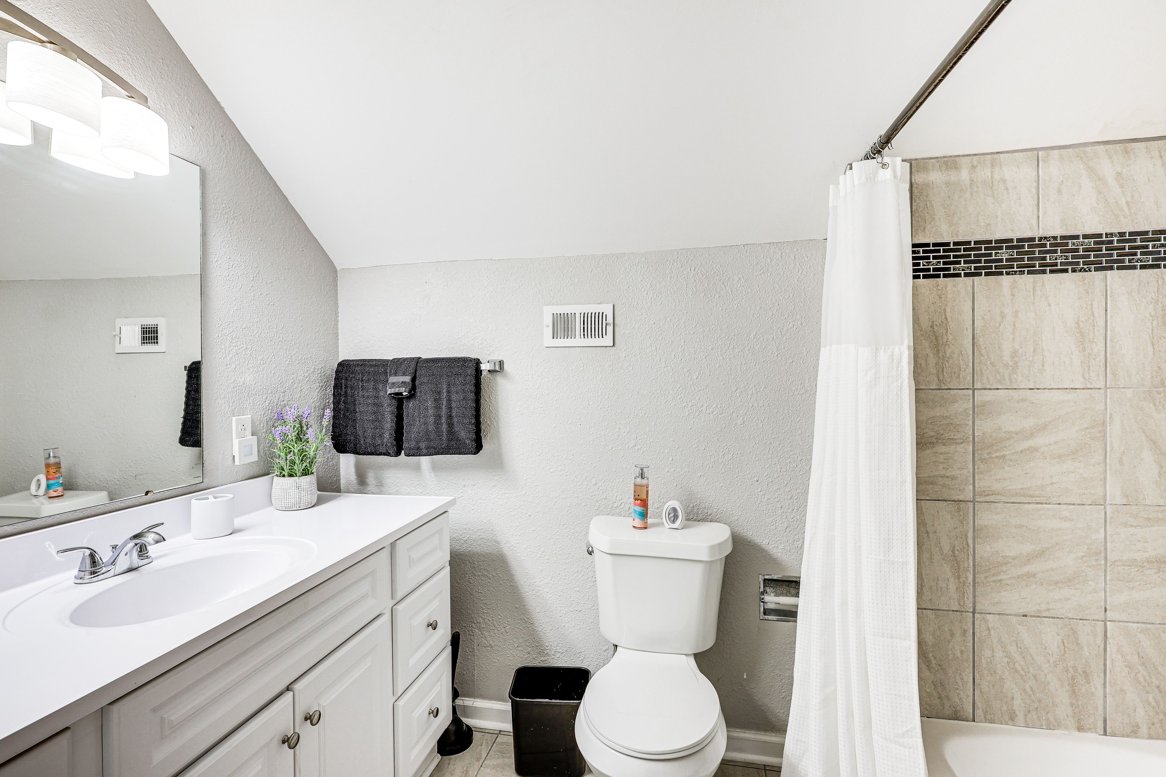 Full Bathroom | 2nd Floor | Towels Provided