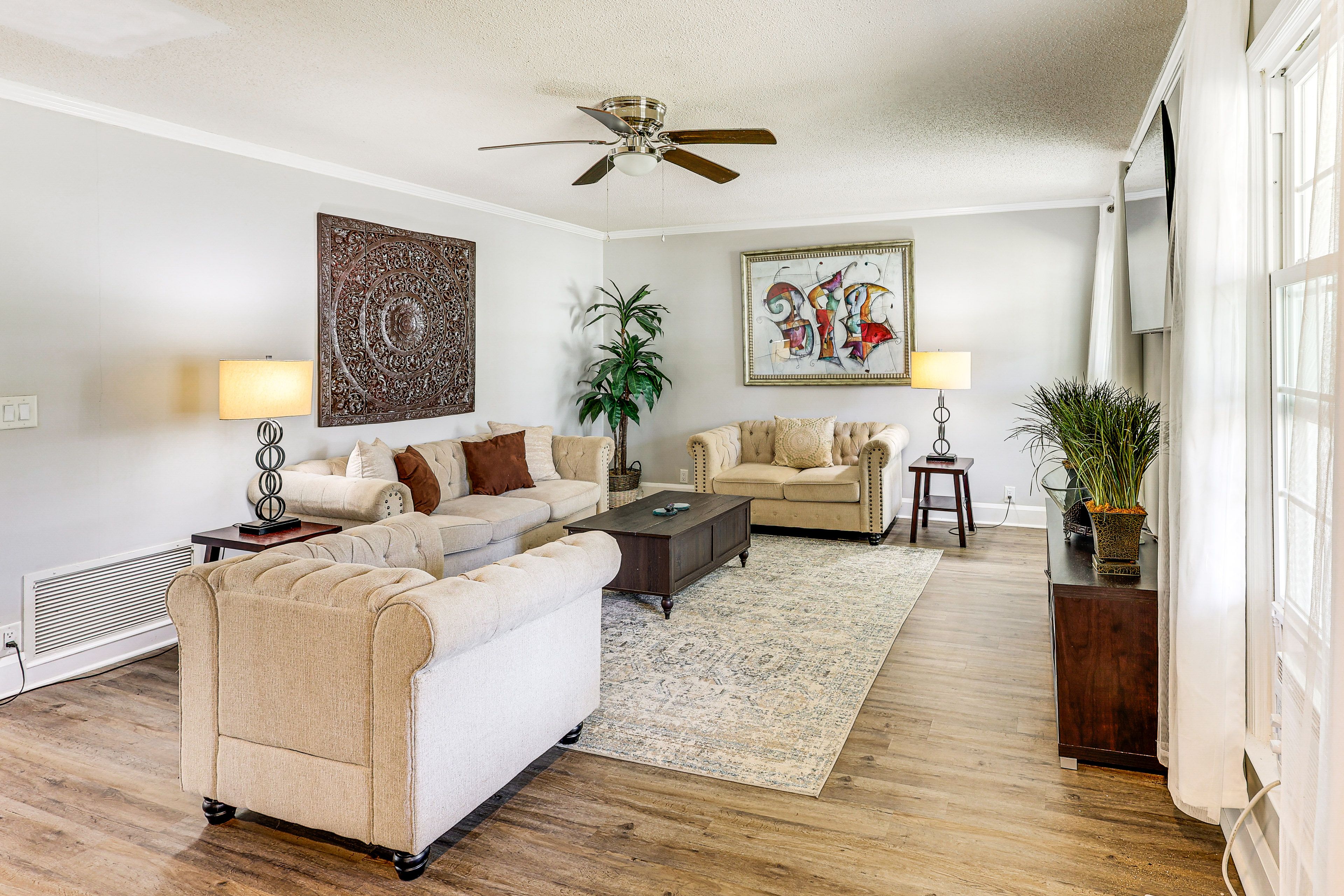 Living Room | 1st Floor | Smart TV | Free WiFi