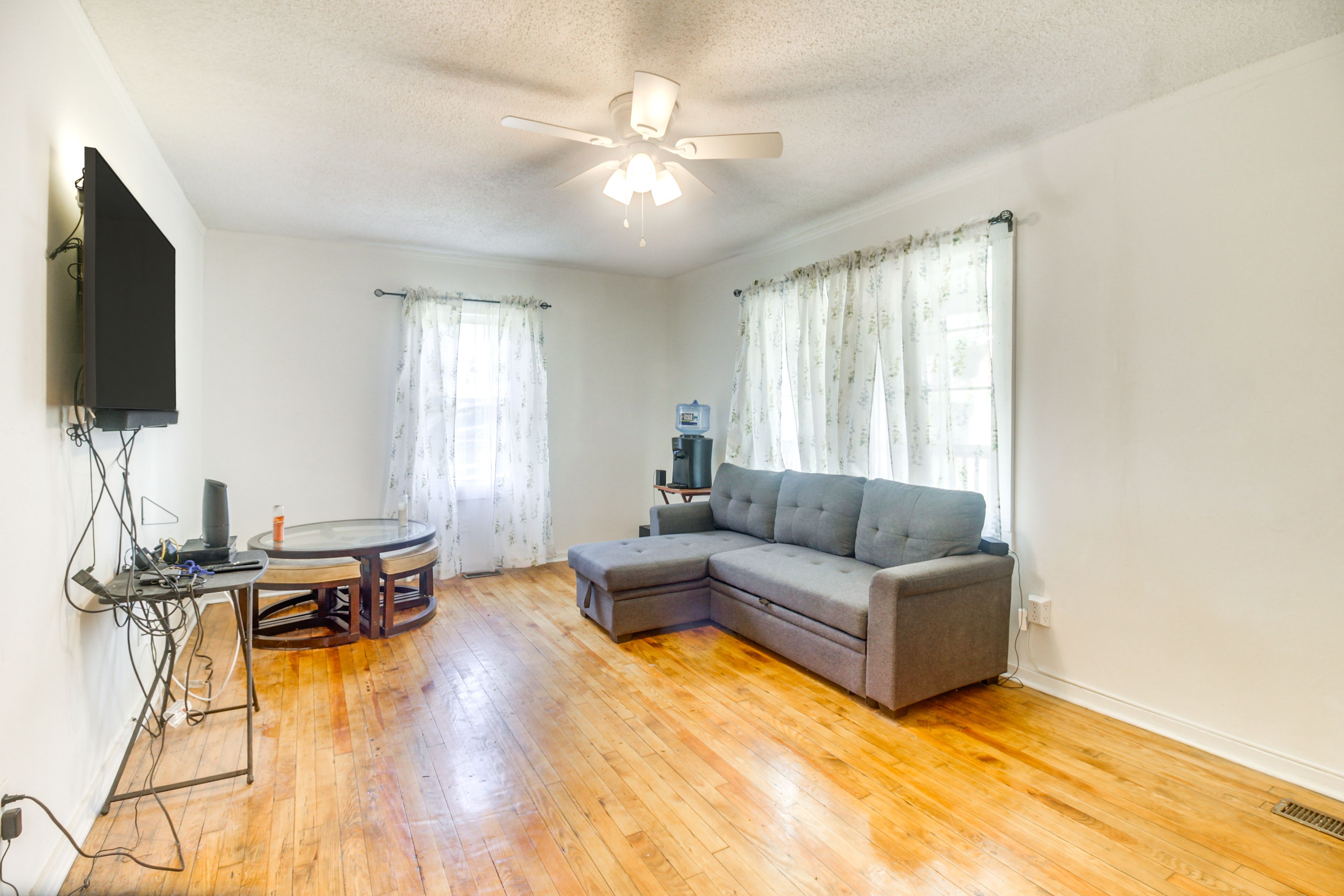 Living Room | Smart TV | Free WiFi | Central Heating & A/C