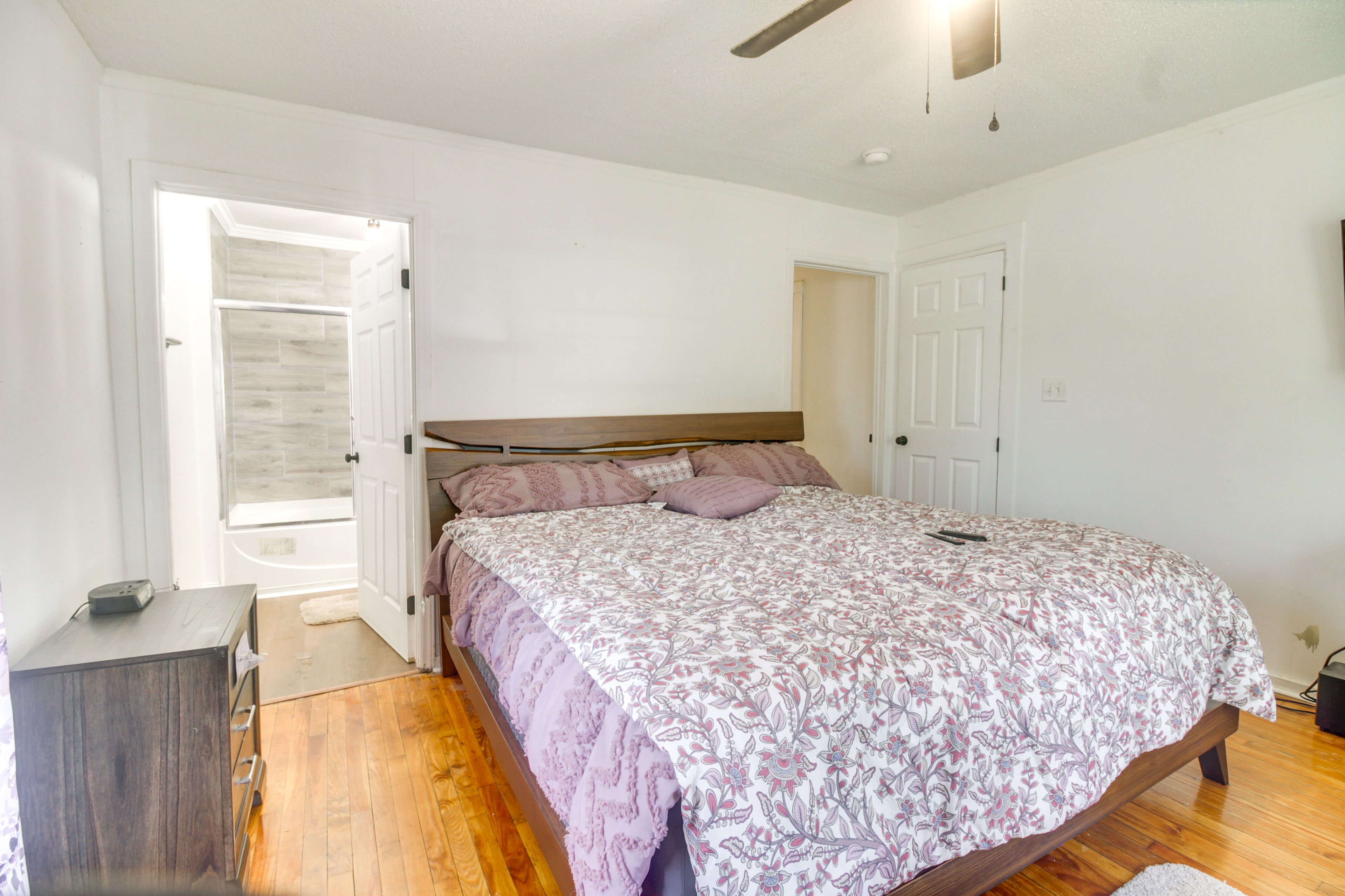 Bedroom 1 | King Bed | Smart TV | Linens Provided