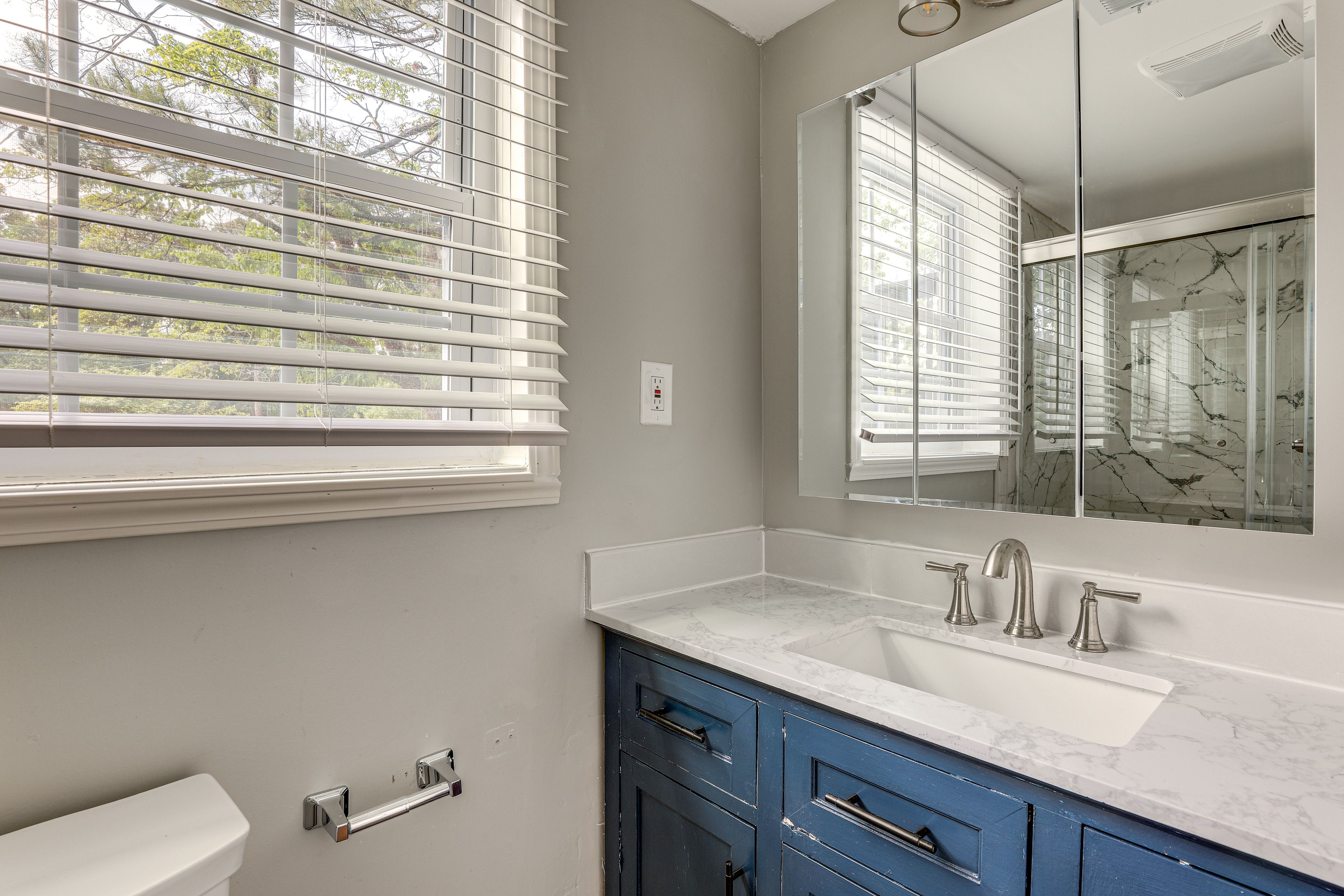Full Bathroom | Lower Level | Complimentary Toiletries | Towels Provided
