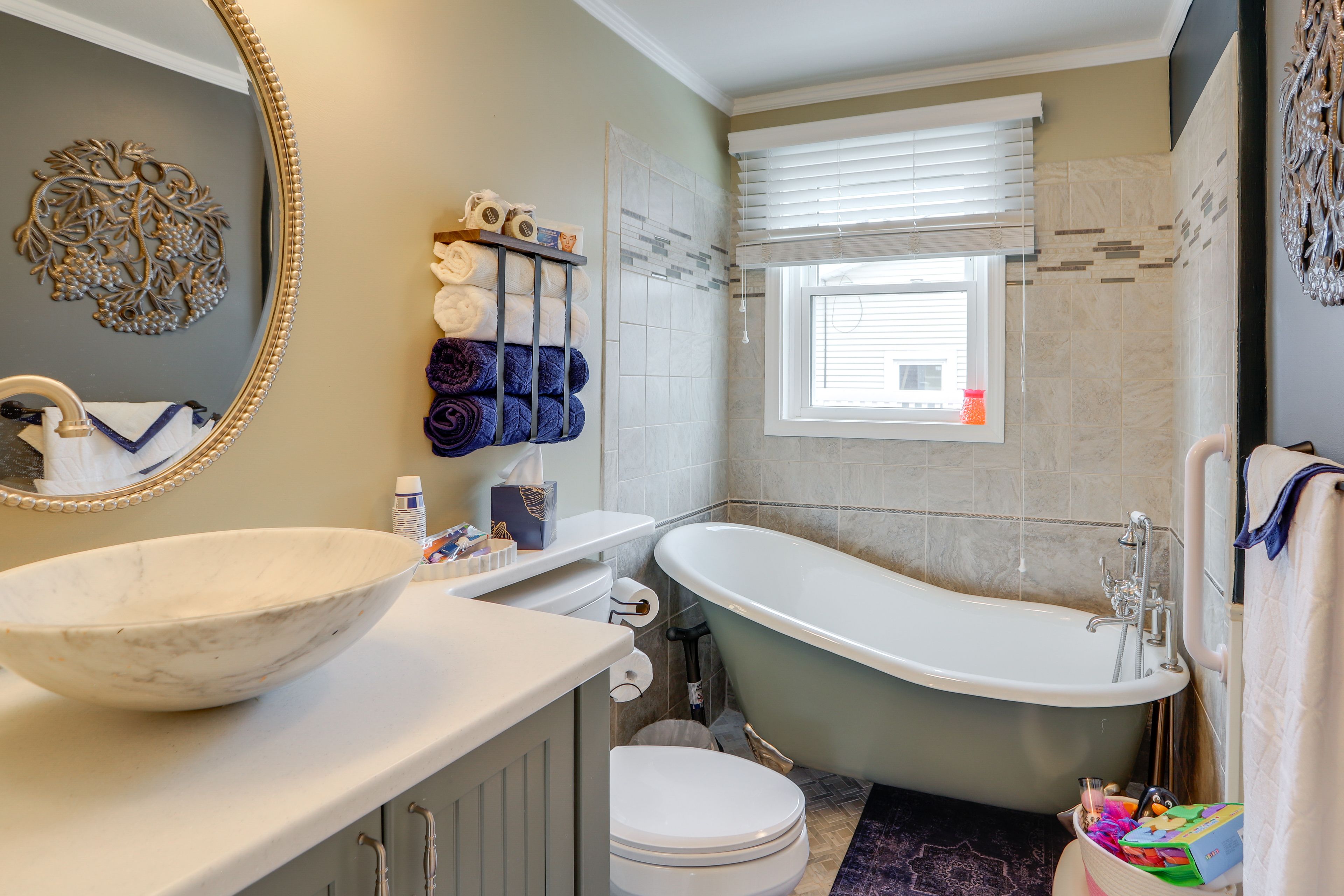Full Bathroom | 1st Floor | Towels Provided | Clawfoot Tub