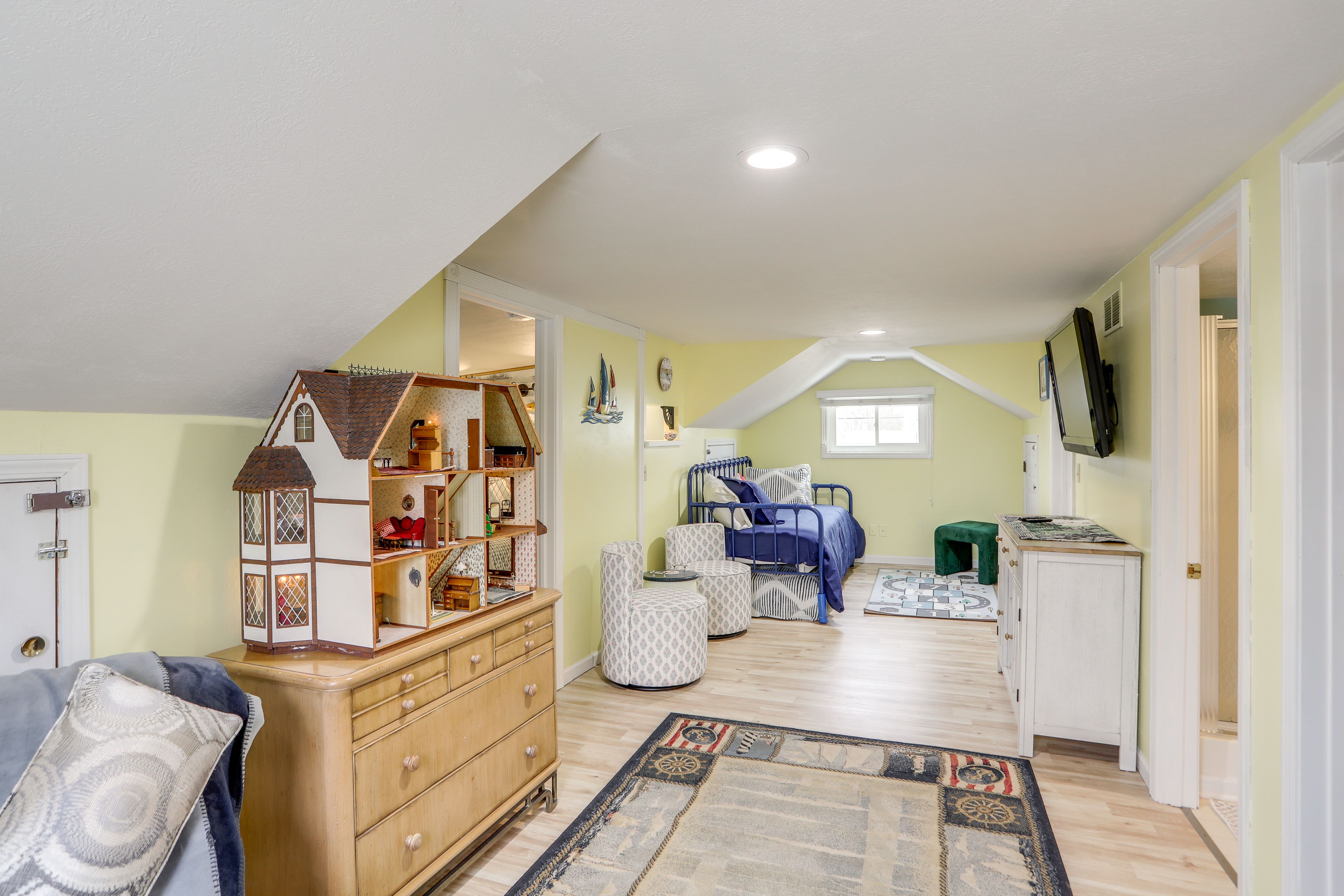 Upstairs Living Room | 2nd Floor | Twin Daybed w/ Twin Trundle | Smart TV