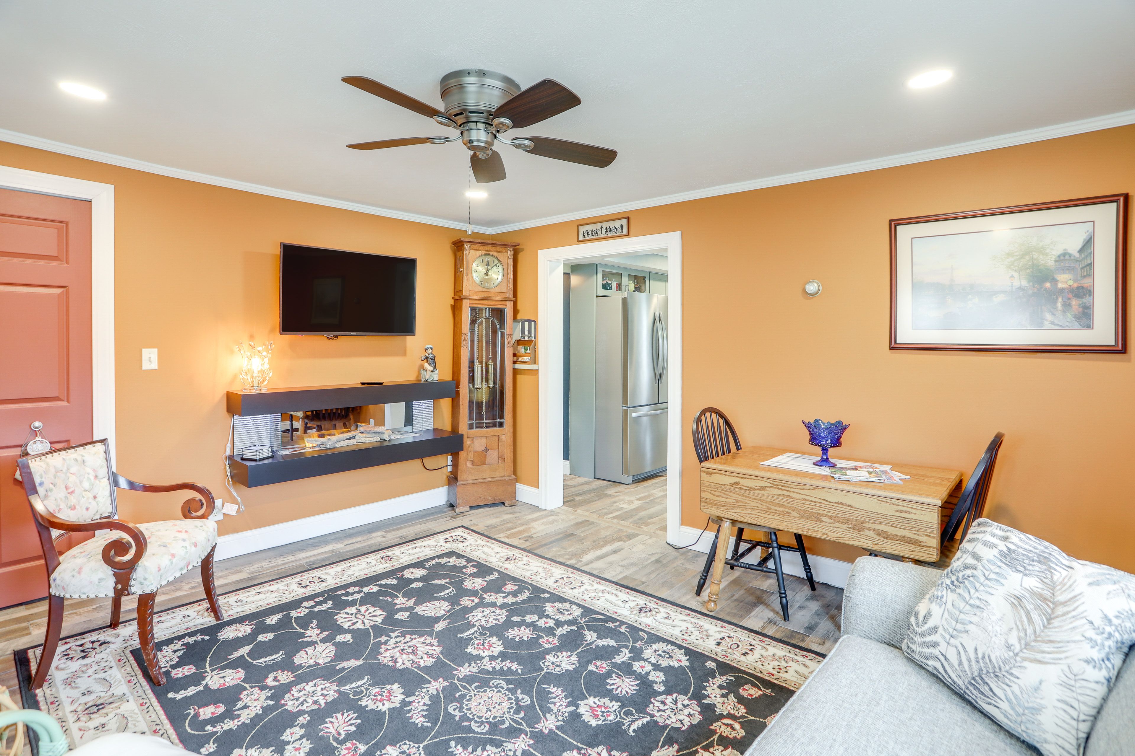 Living Room | 1st Floor | Dining Table | Central Heating