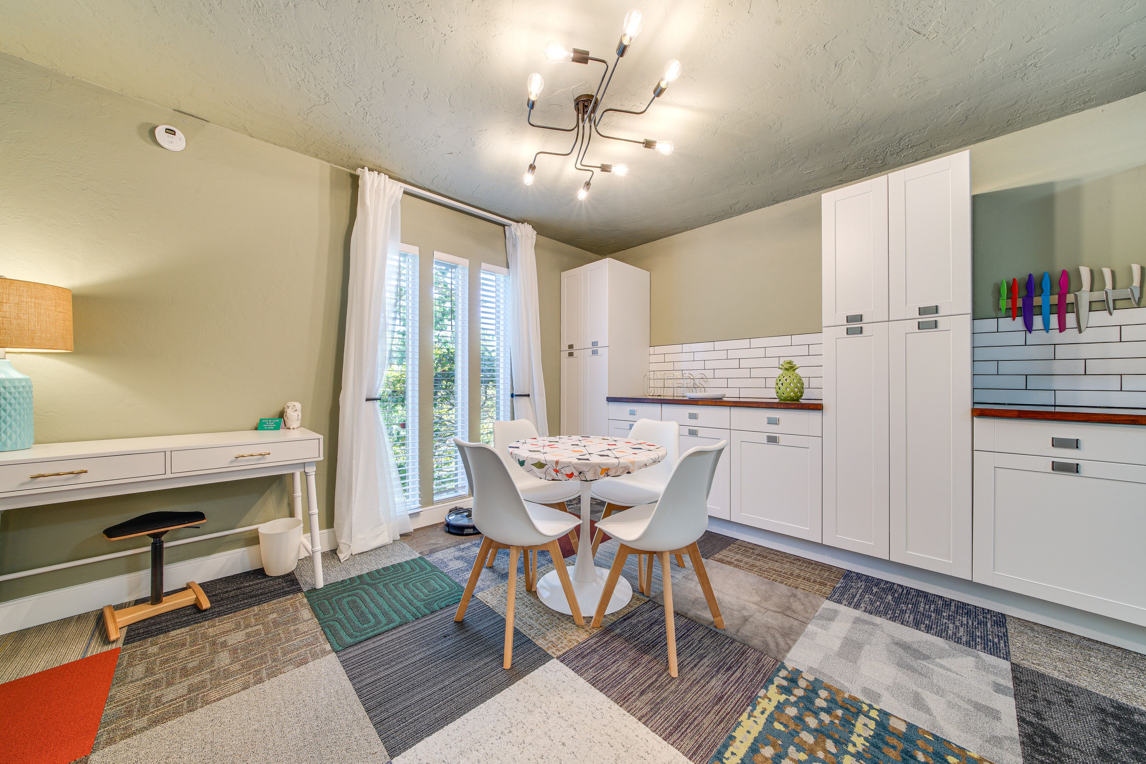 Dining Area | Dishware & Flatware Provided