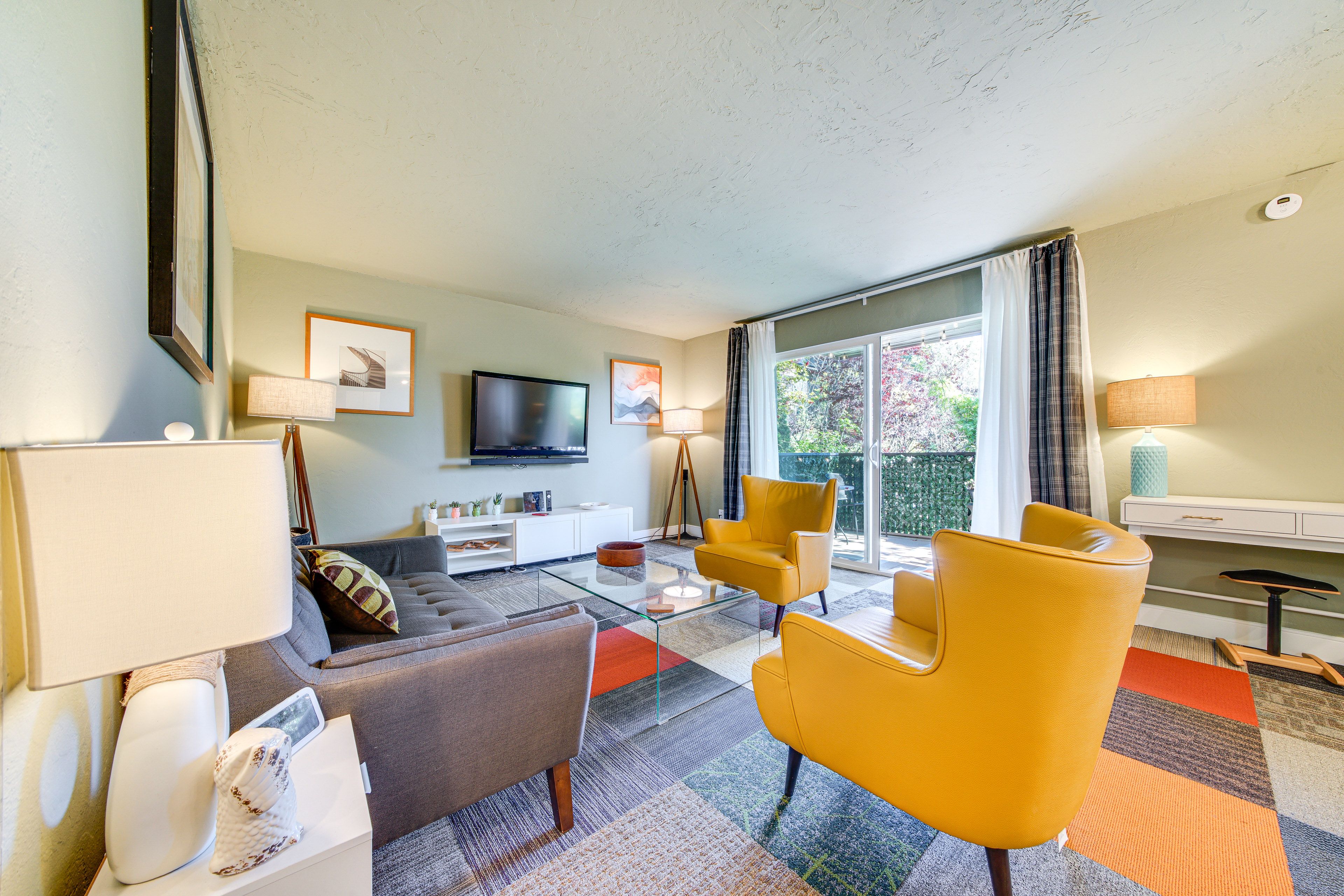 Renton Vacation Rental | 1BR | 1.5BA | 800 Sq Ft | Step-Free Access