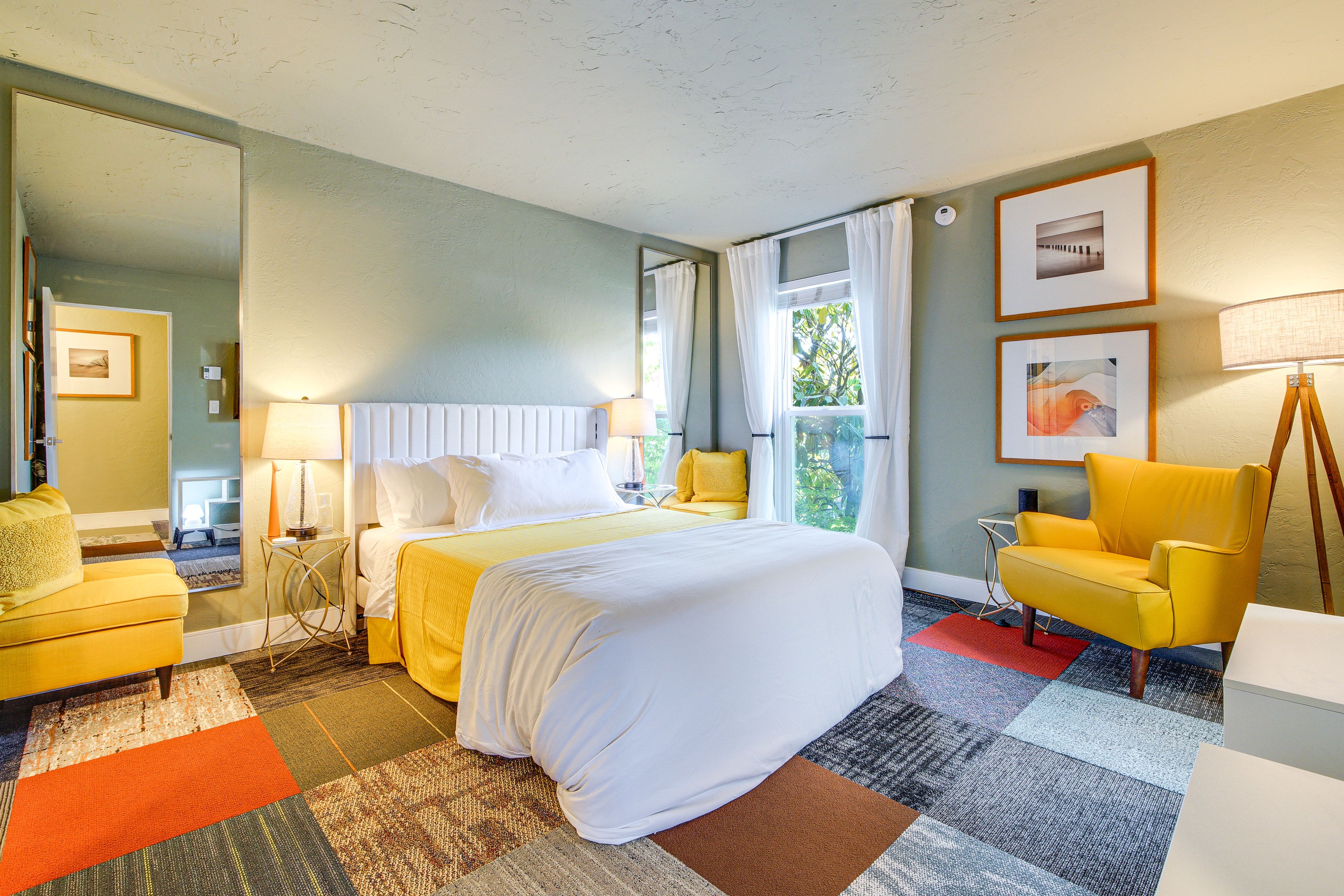 Bedroom | Queen Bed | Smart TV | En-Suite Bathroom