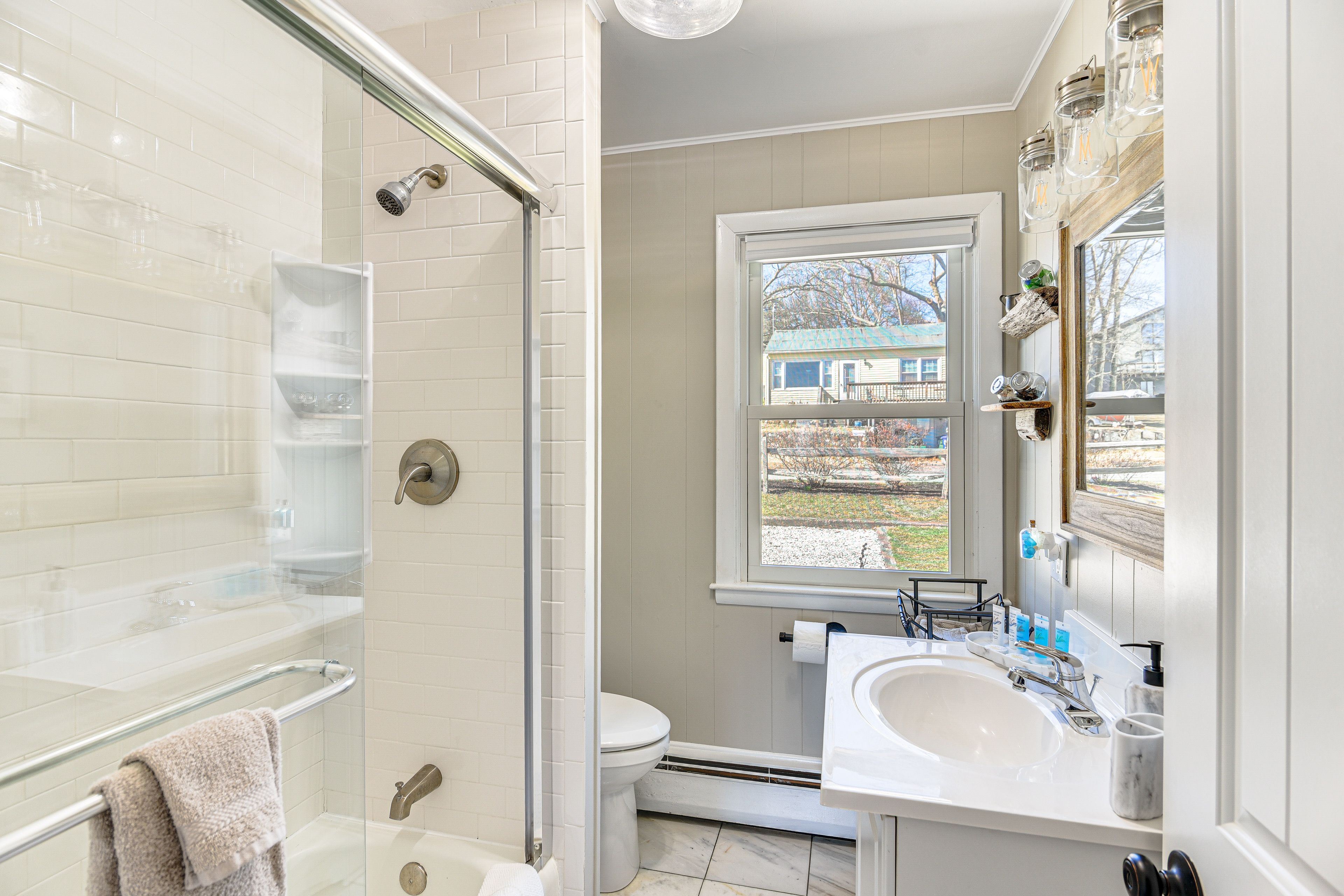 Full Bathroom | Towels Provided | Hair Dryer
