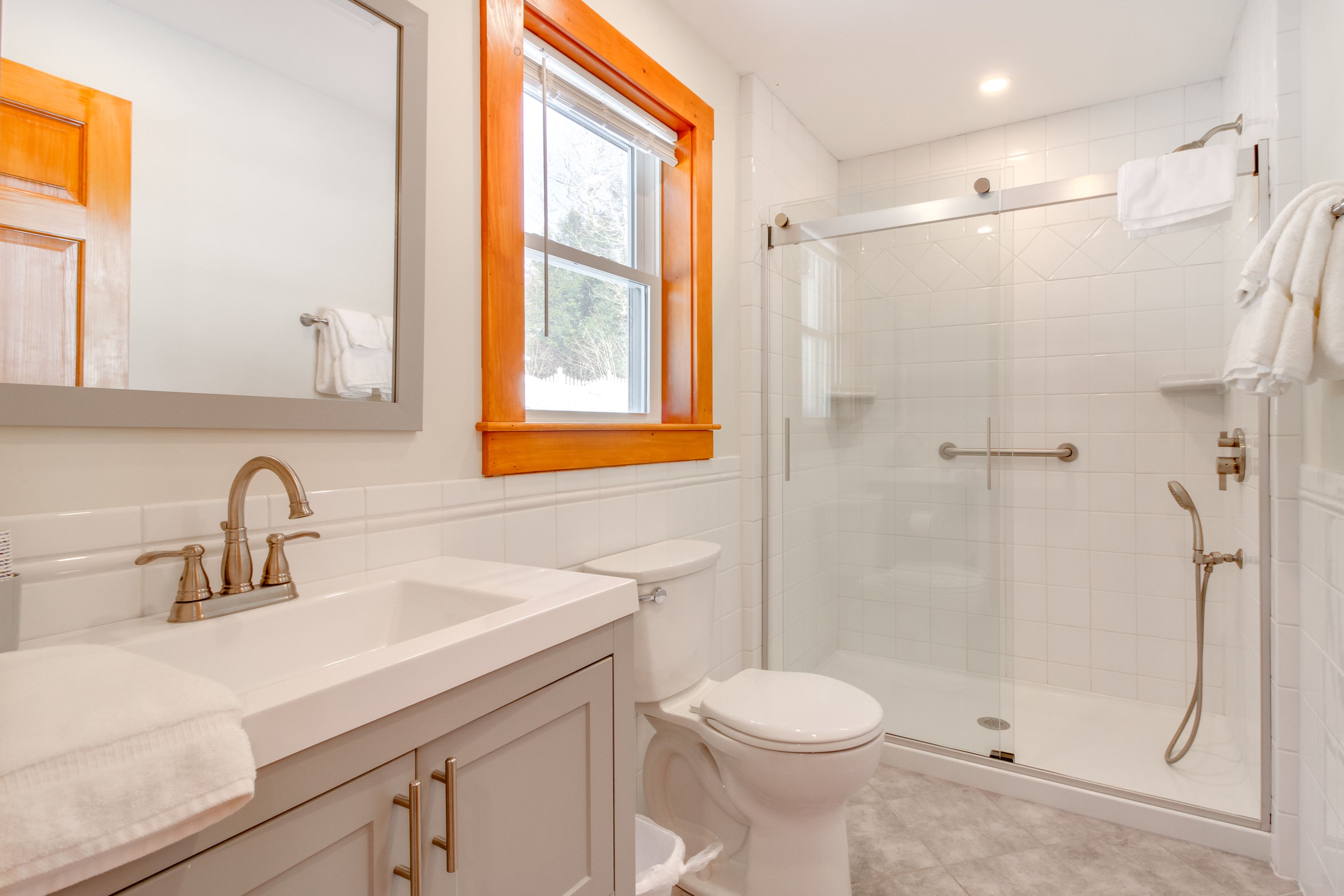 Full Bathroom | 1st Floor | Towels Provided