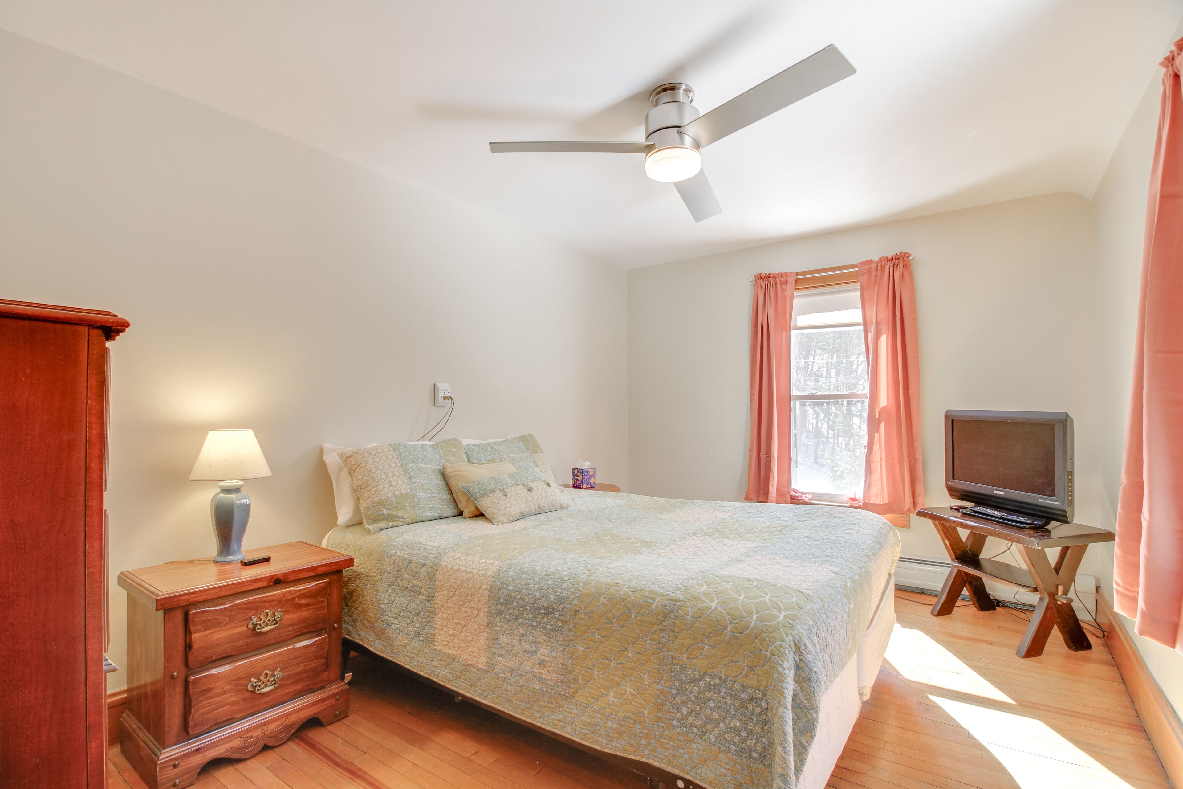 Bedroom 2 | 2nd Floor | Queen Bed