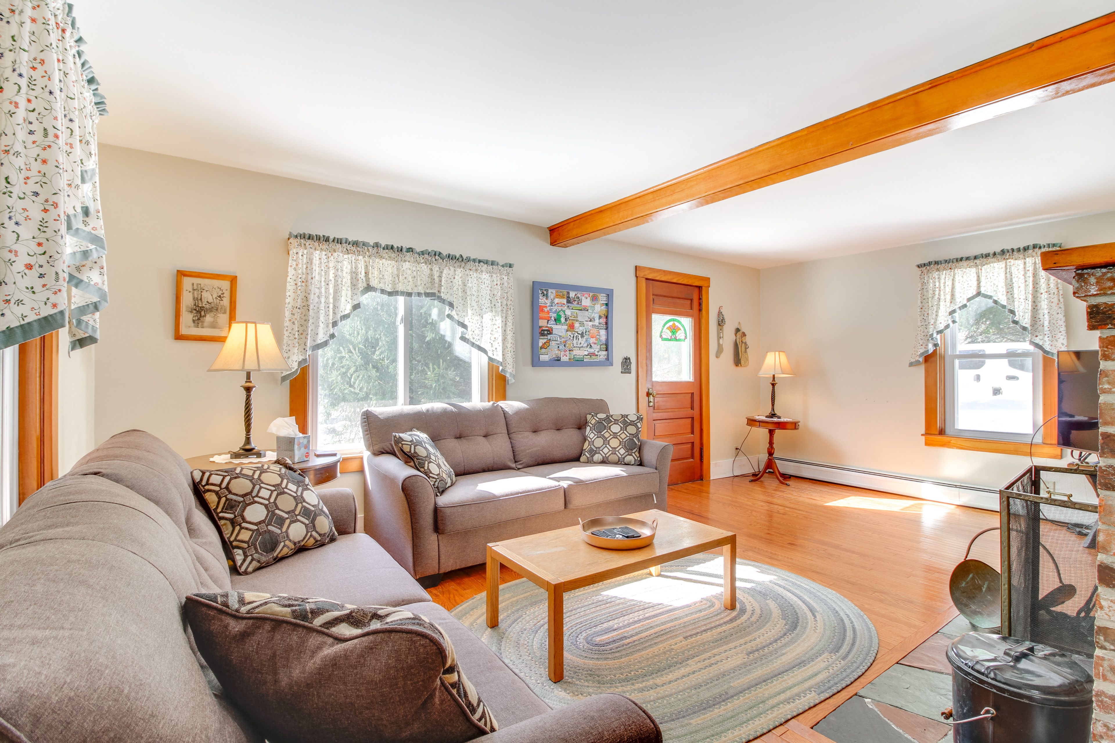 Living Room | 1st Floor | Smart TV | Wood-Burning Fireplace