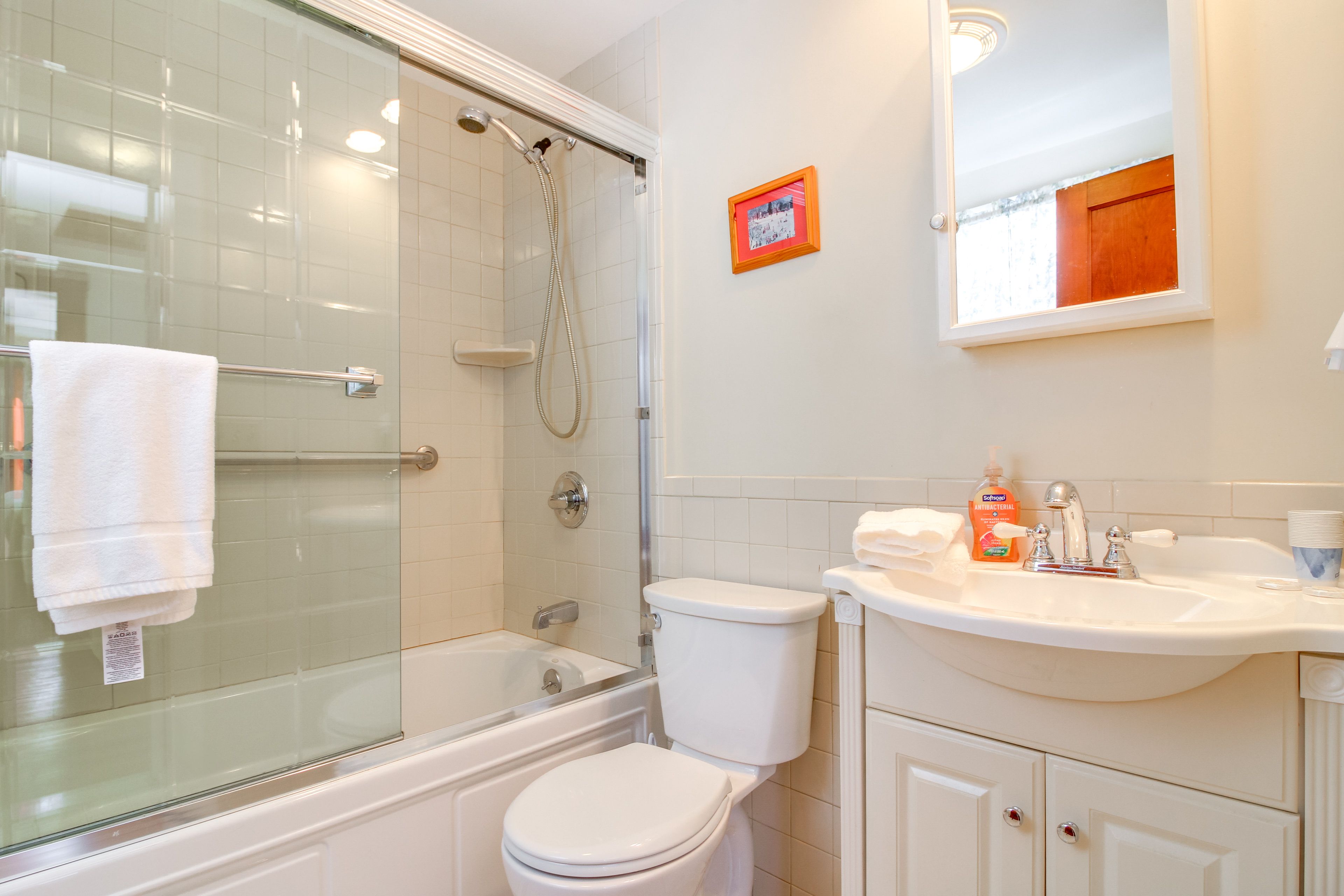 Full Bathroom | 2nd Floor