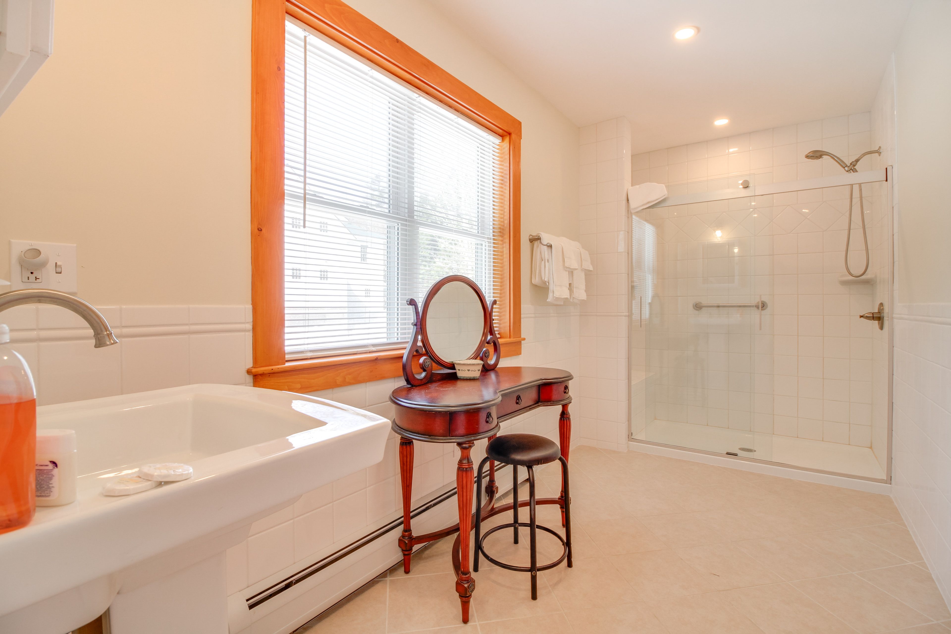 Full Bathroom | 2nd Floor | Complimentary Toiletries