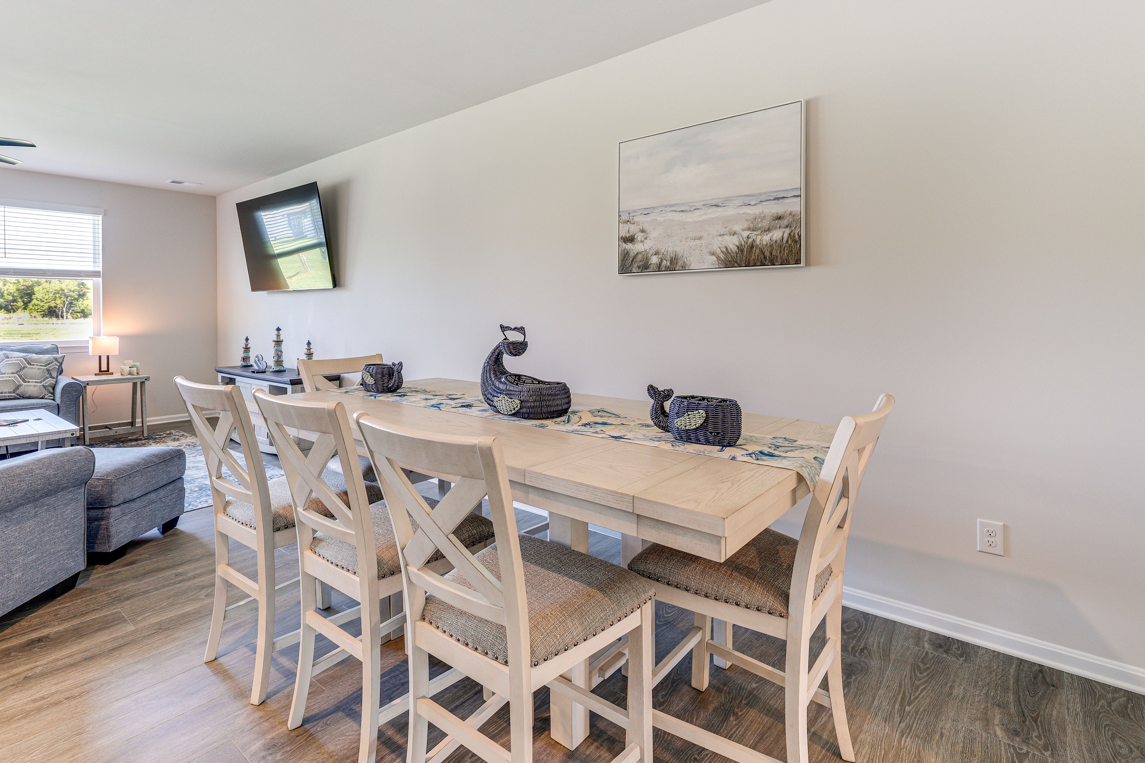 Dining Area | Dishware/Flatware Provided | 1st Floor