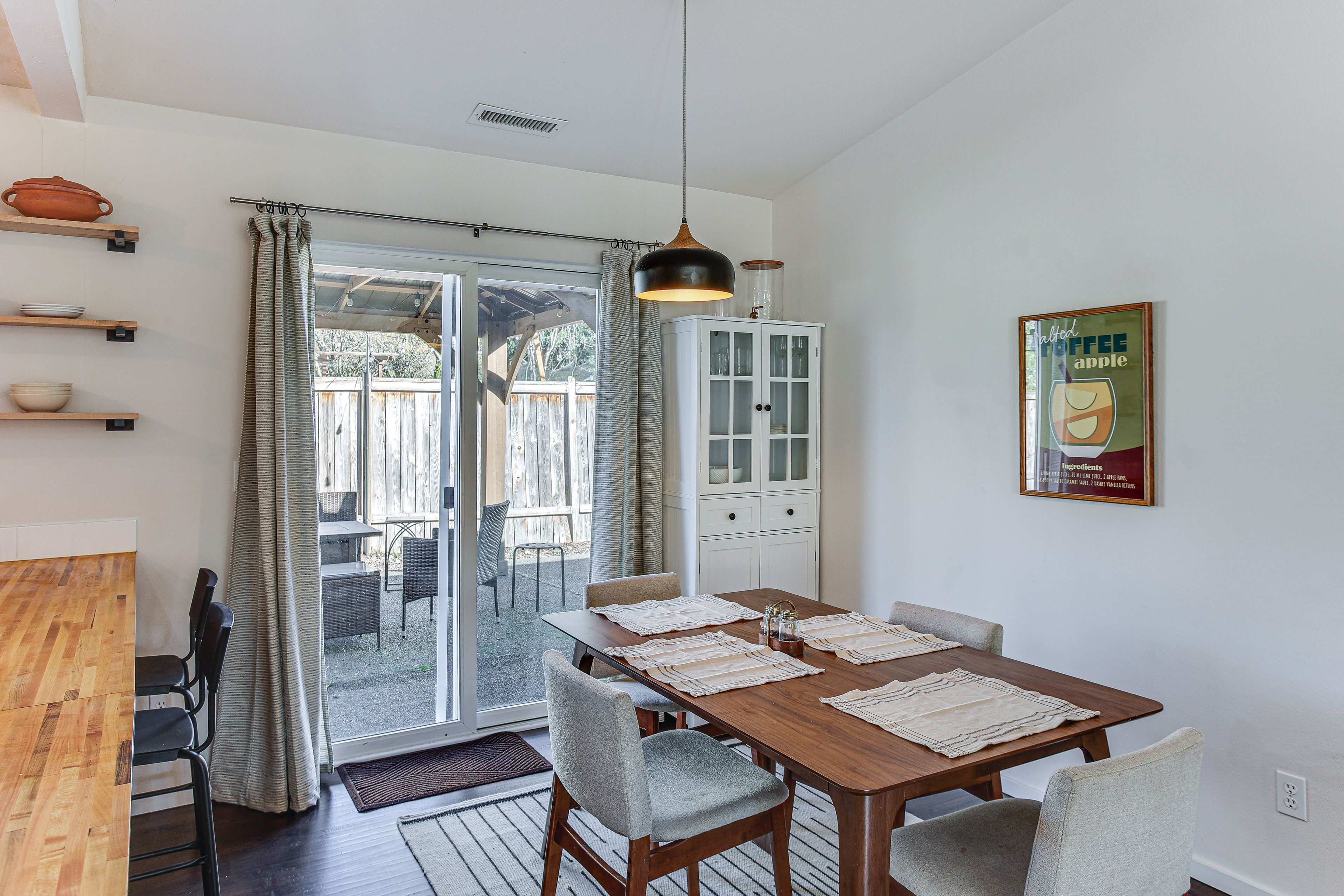 Dining Area | Dishware/Flatware Provided