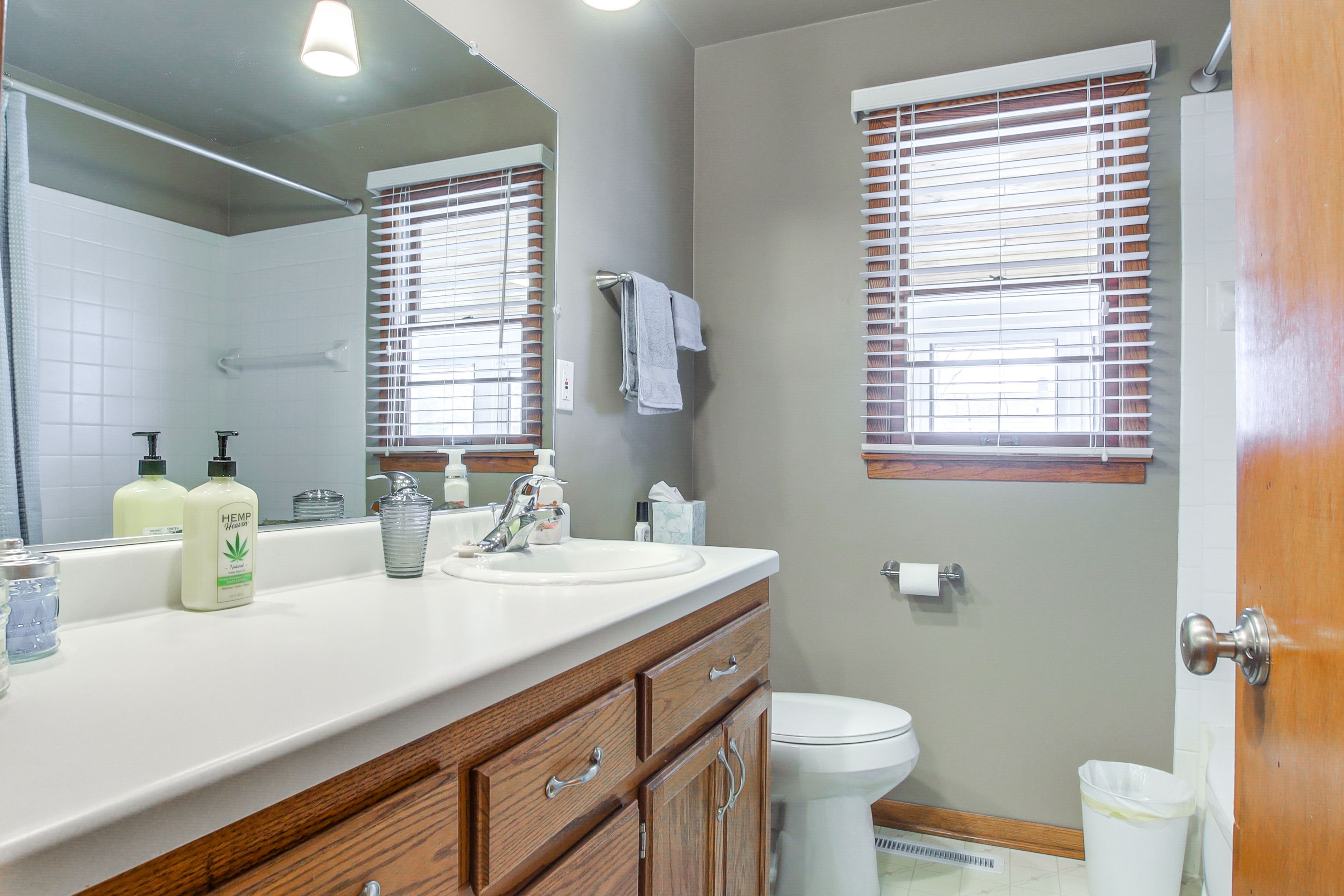 Full Bathroom | Towels Provided | Main Floor
