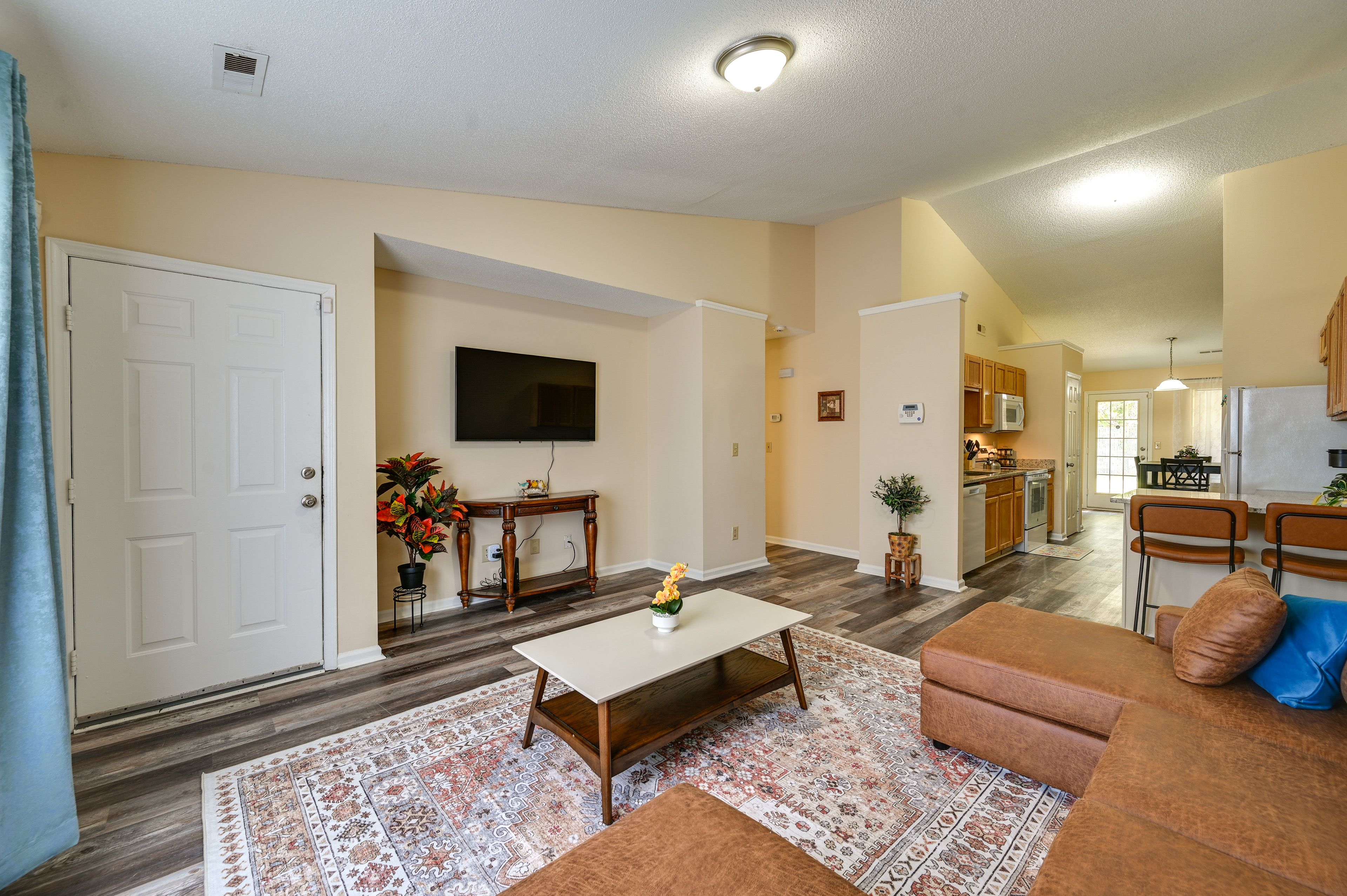 Living Room | Free WiFi | Central Heating & A/C | Smart TV