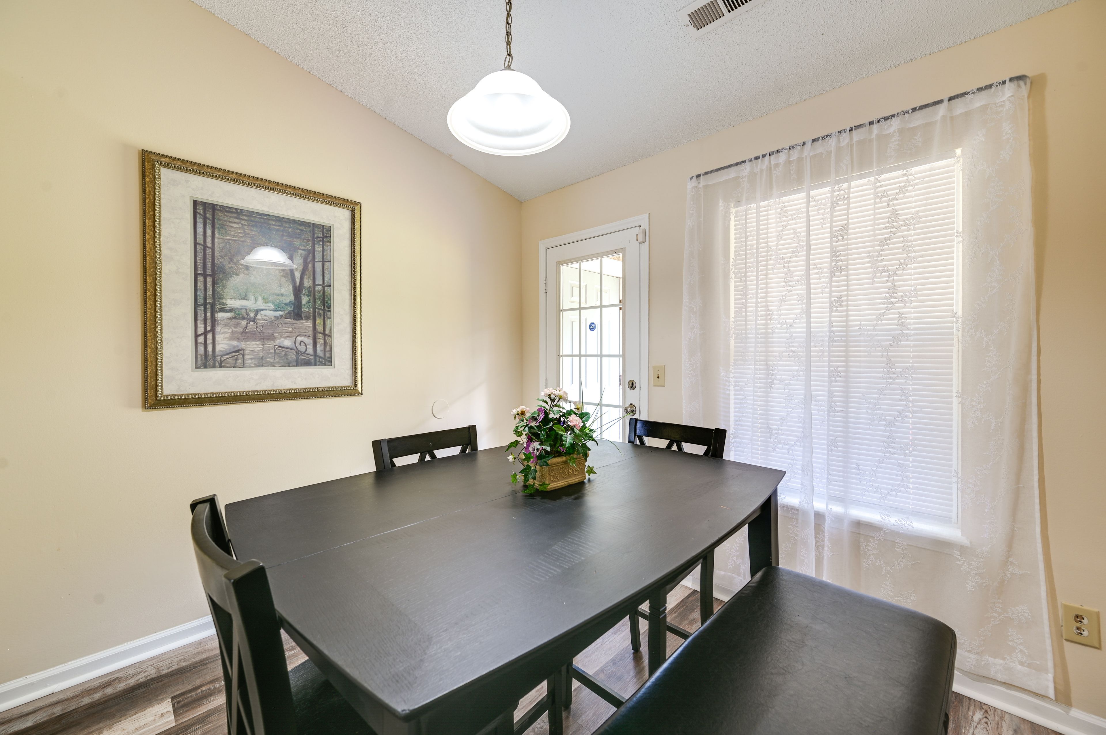 Dining Area | Dishware/Flatware Provided