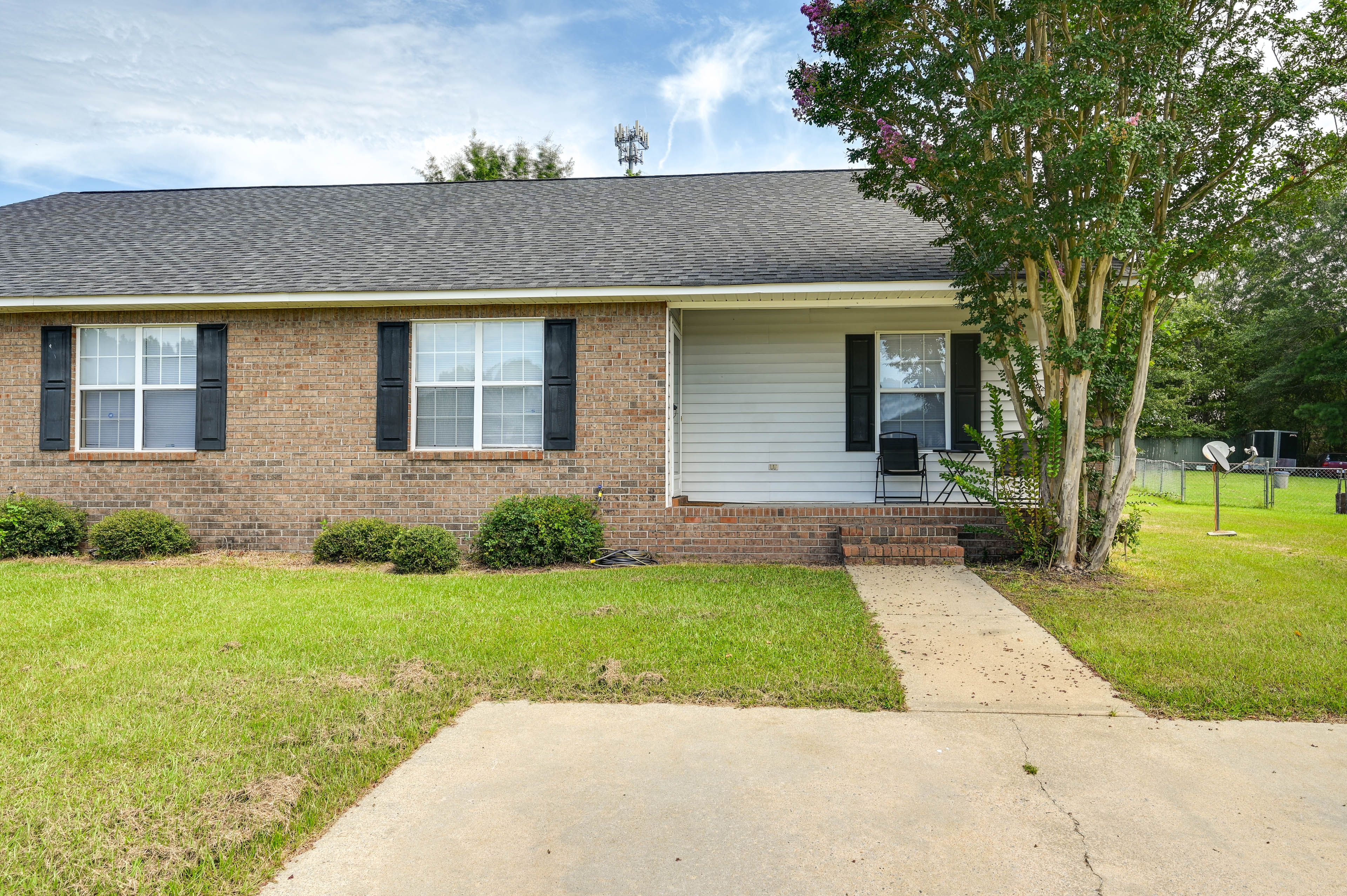 Exterior | Driveway (2 Vehicles)