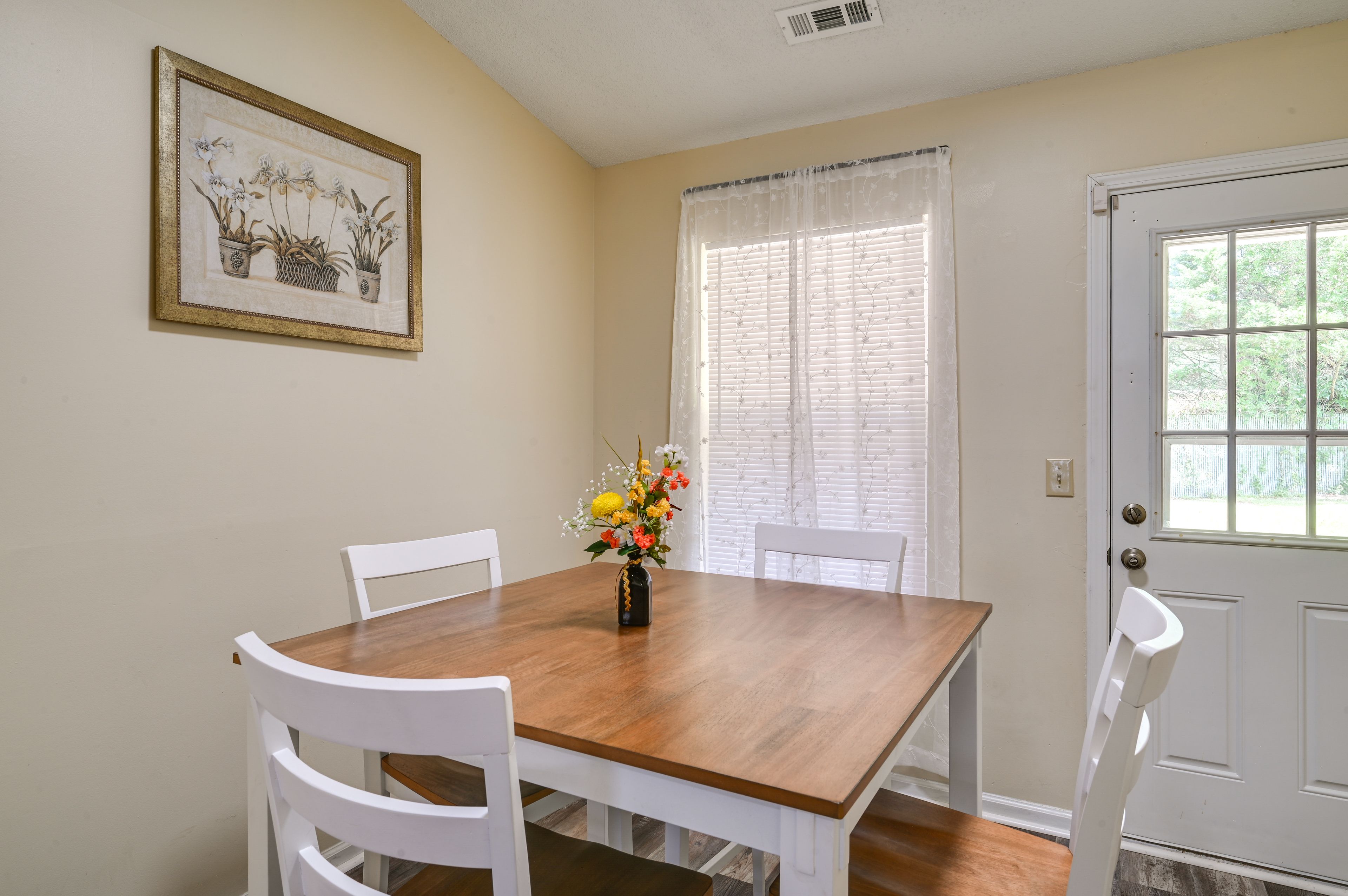 Dining Area | Dishware/Flatware Provided