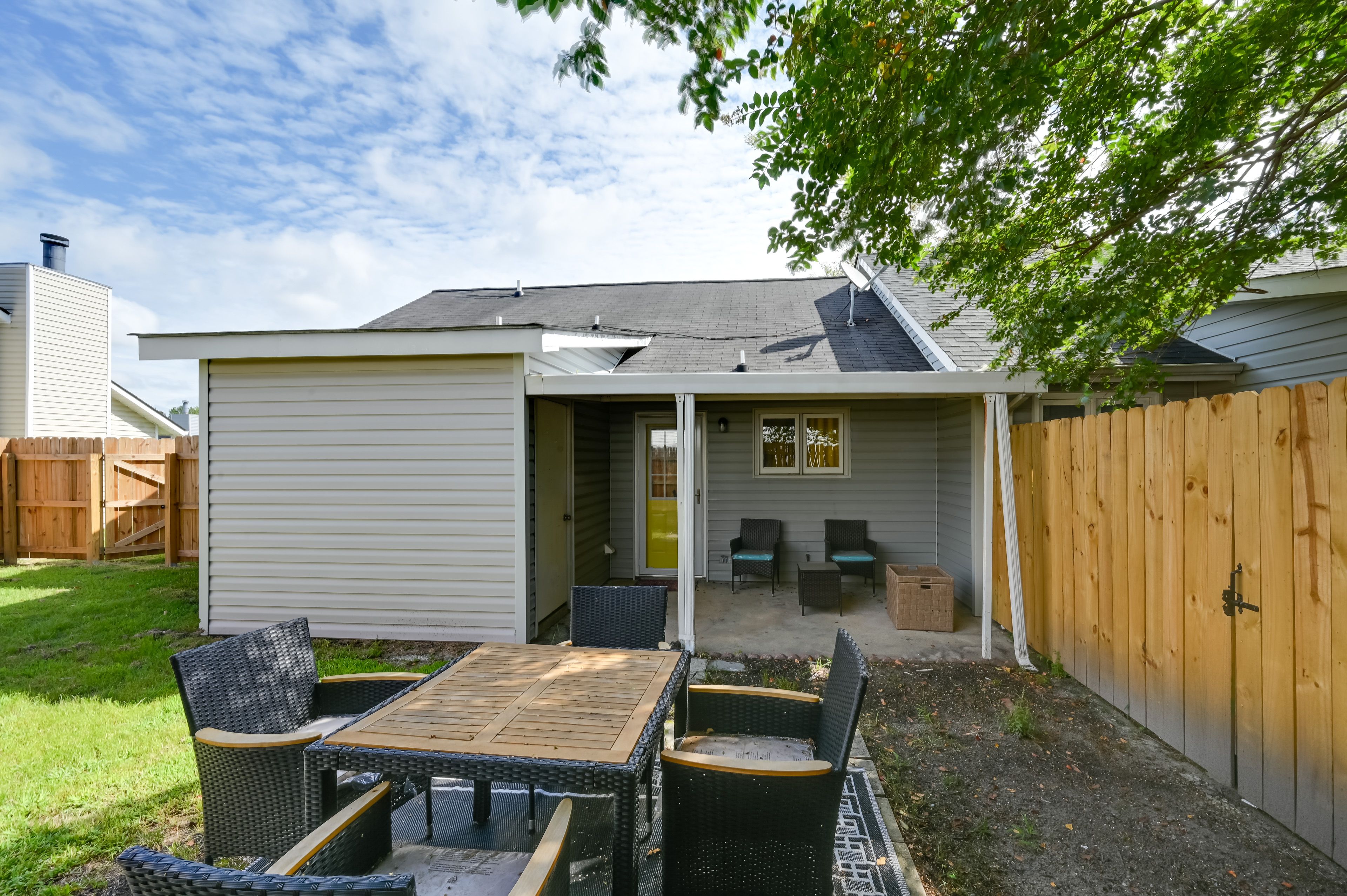 Private Yard | Outdoor Dining Set