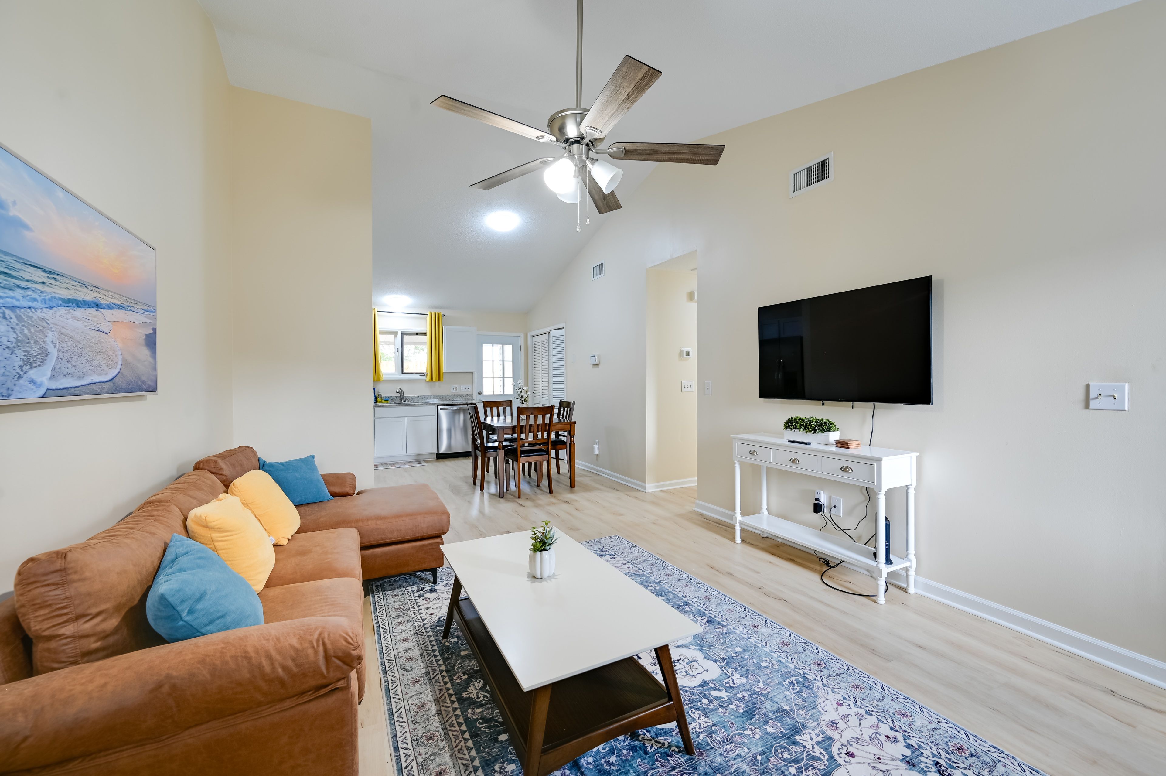 Living Room | Free WiFi | Smart TV | Decorative Fireplace