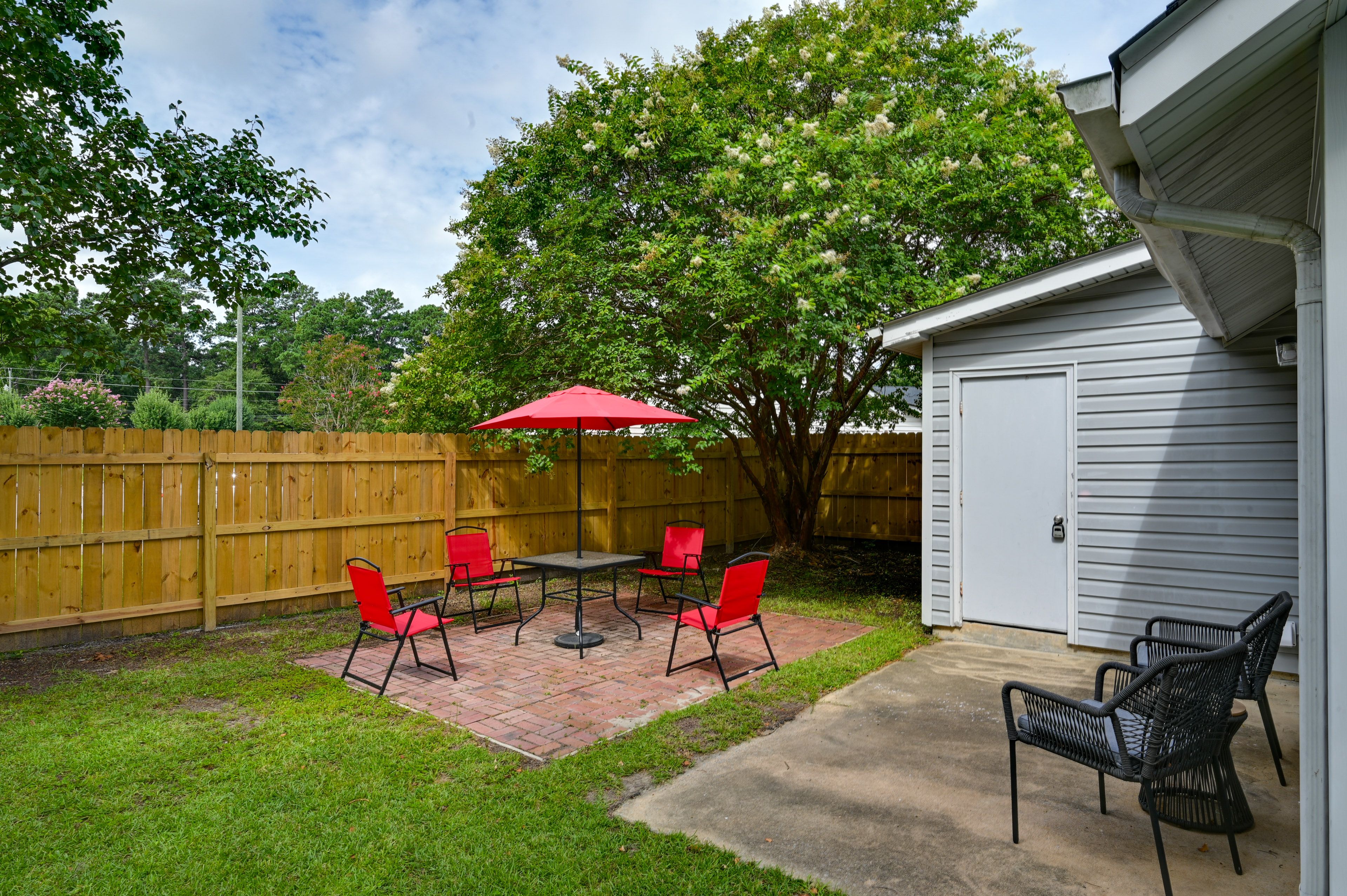 Private Yard | Patio | Dining Set