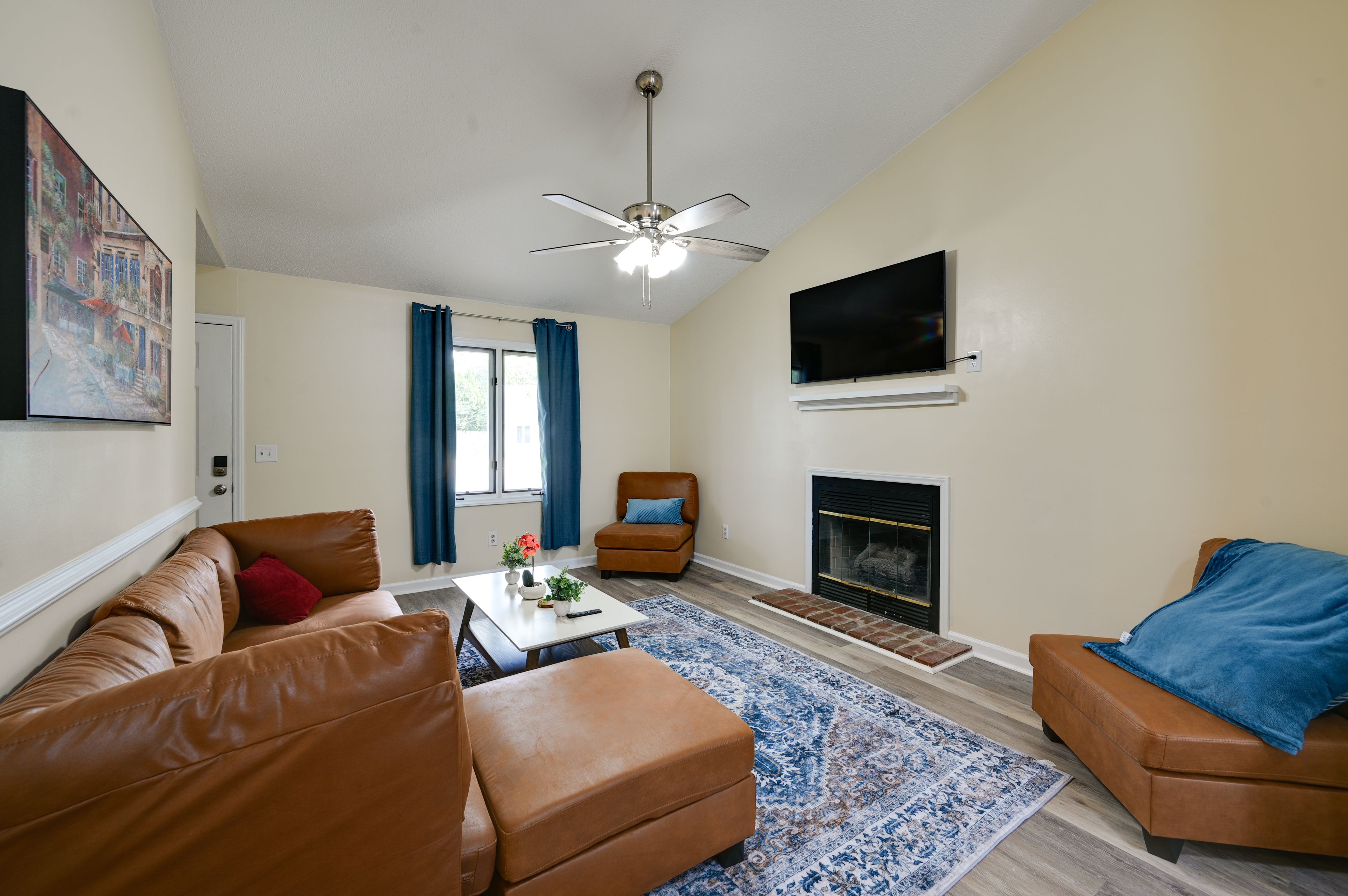 Living Room | Free WiFi | Central Heating & A/C | Smart TV