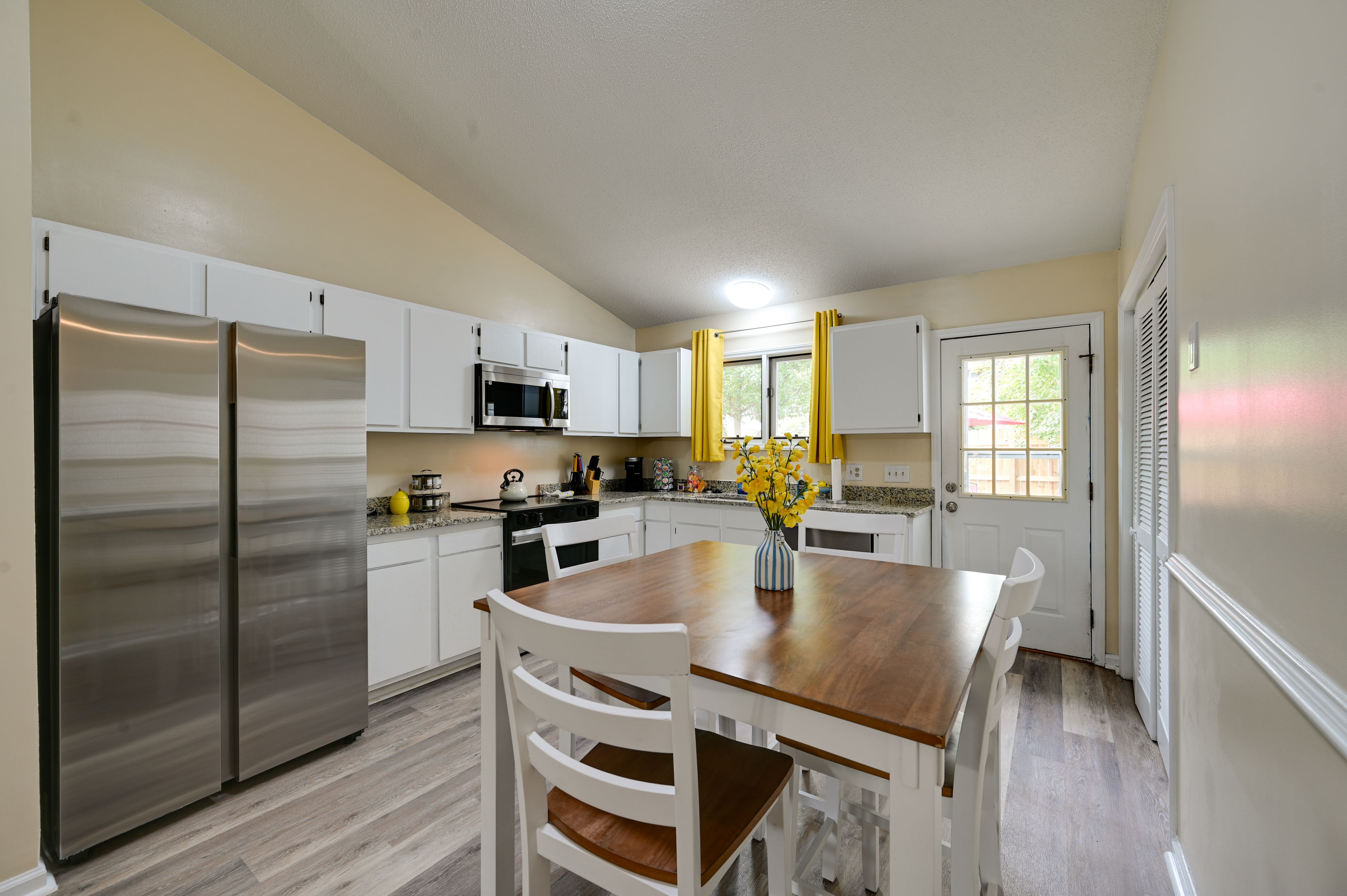 Dining Area | Dishware/Flatware Provided