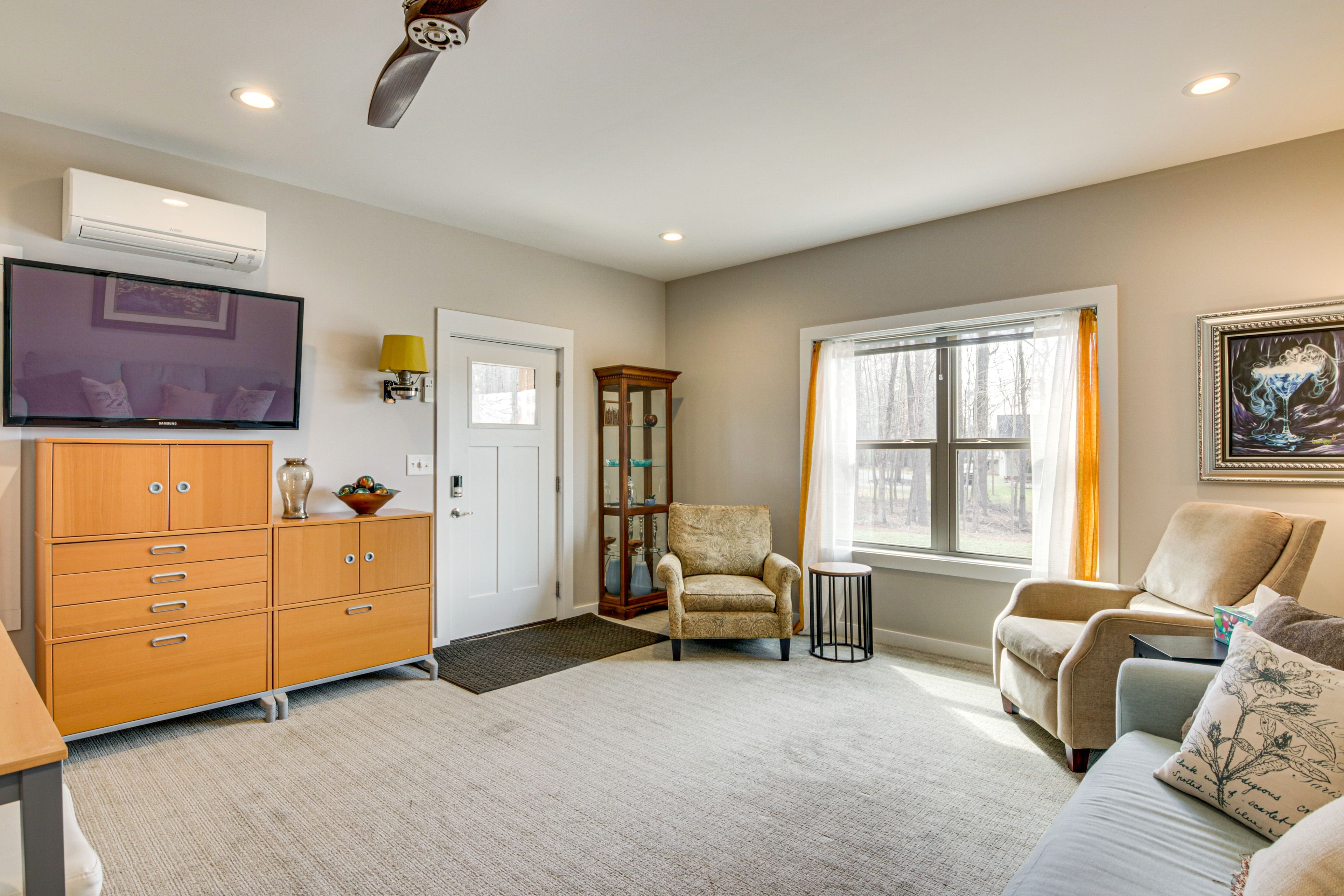 Living Room | Smart TV | Central A/C | Single-Story Unit