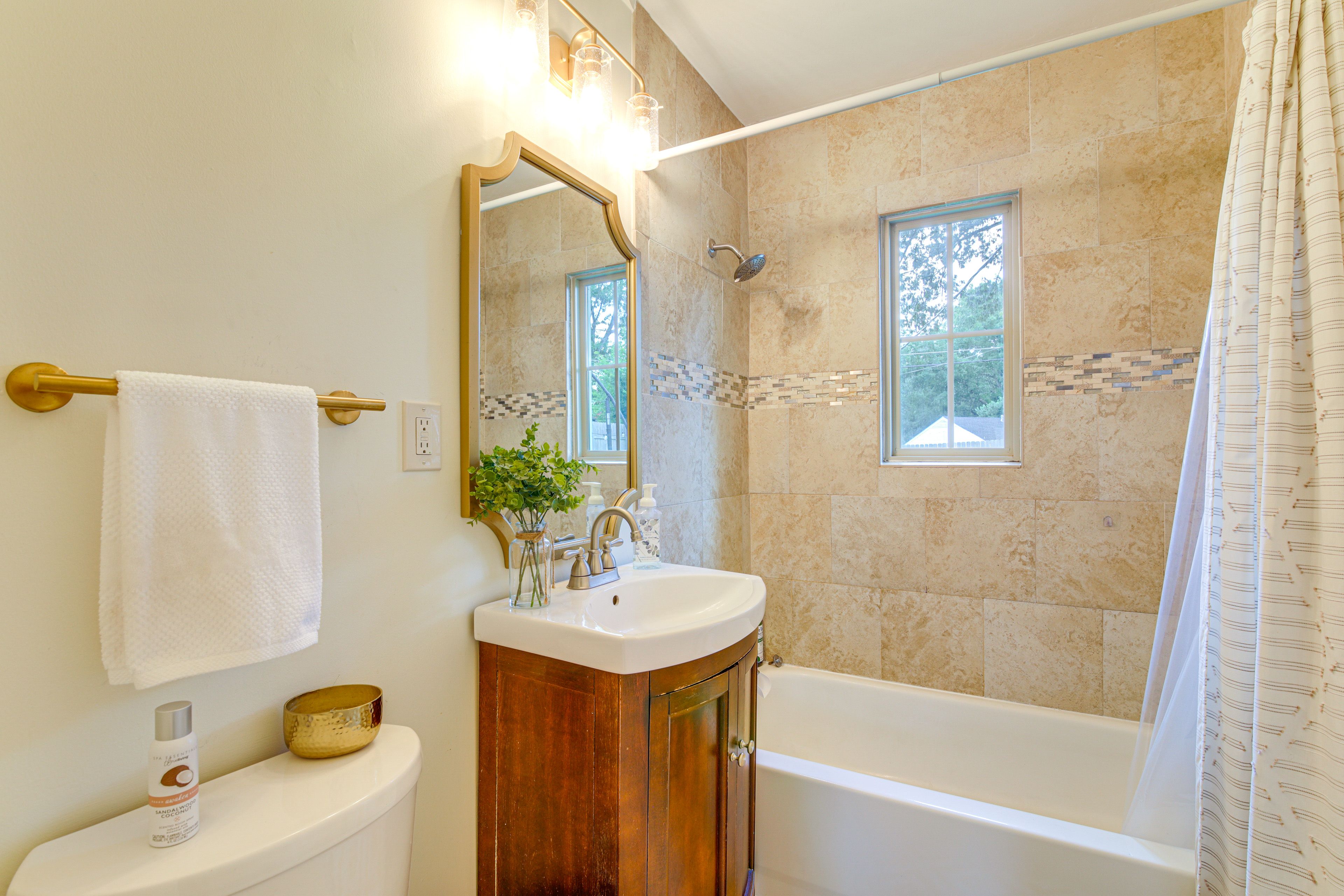 Full Bathroom | Towels Provided | Complimentary Toiletries