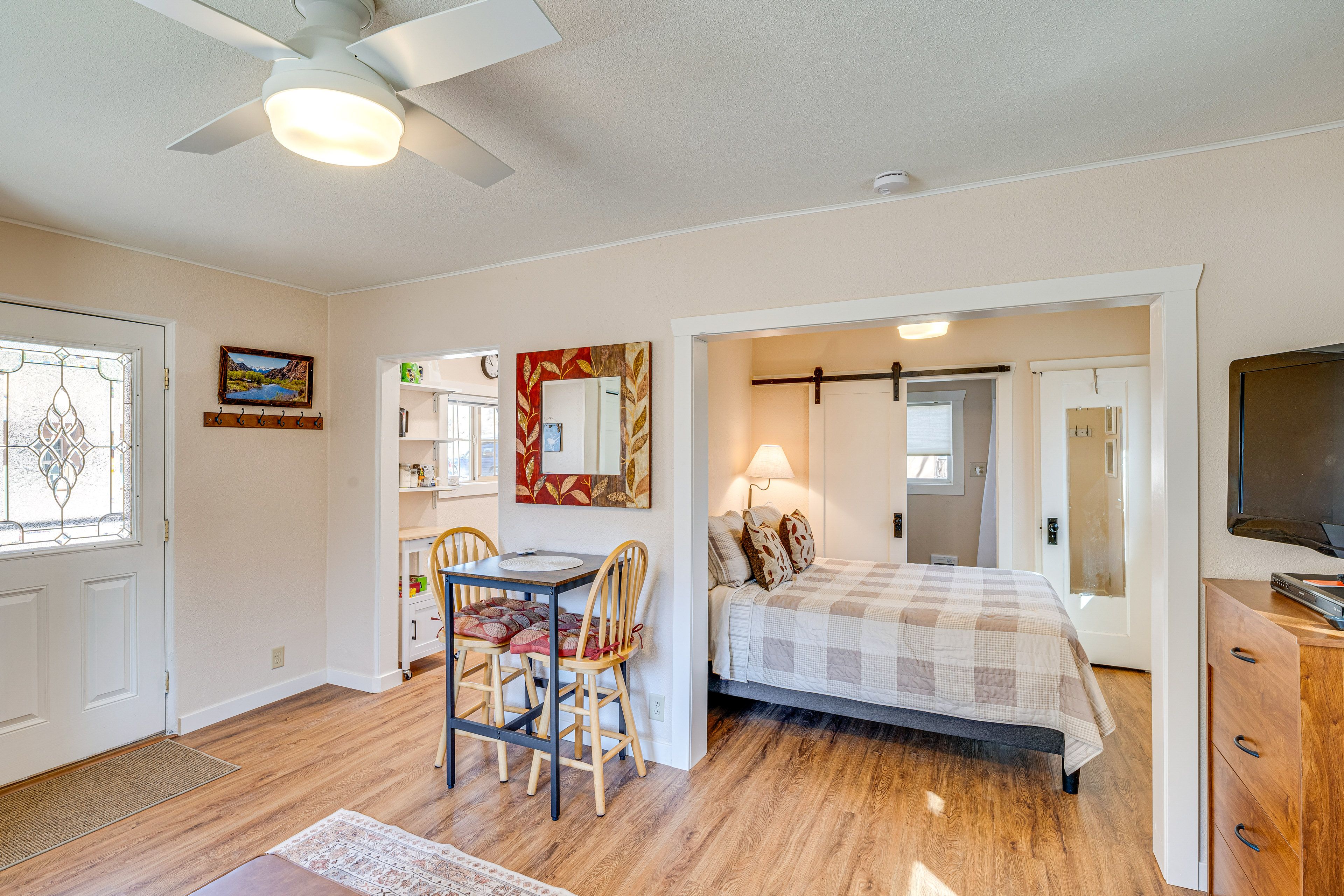 Dining Area | Dishes & Flatware Provided