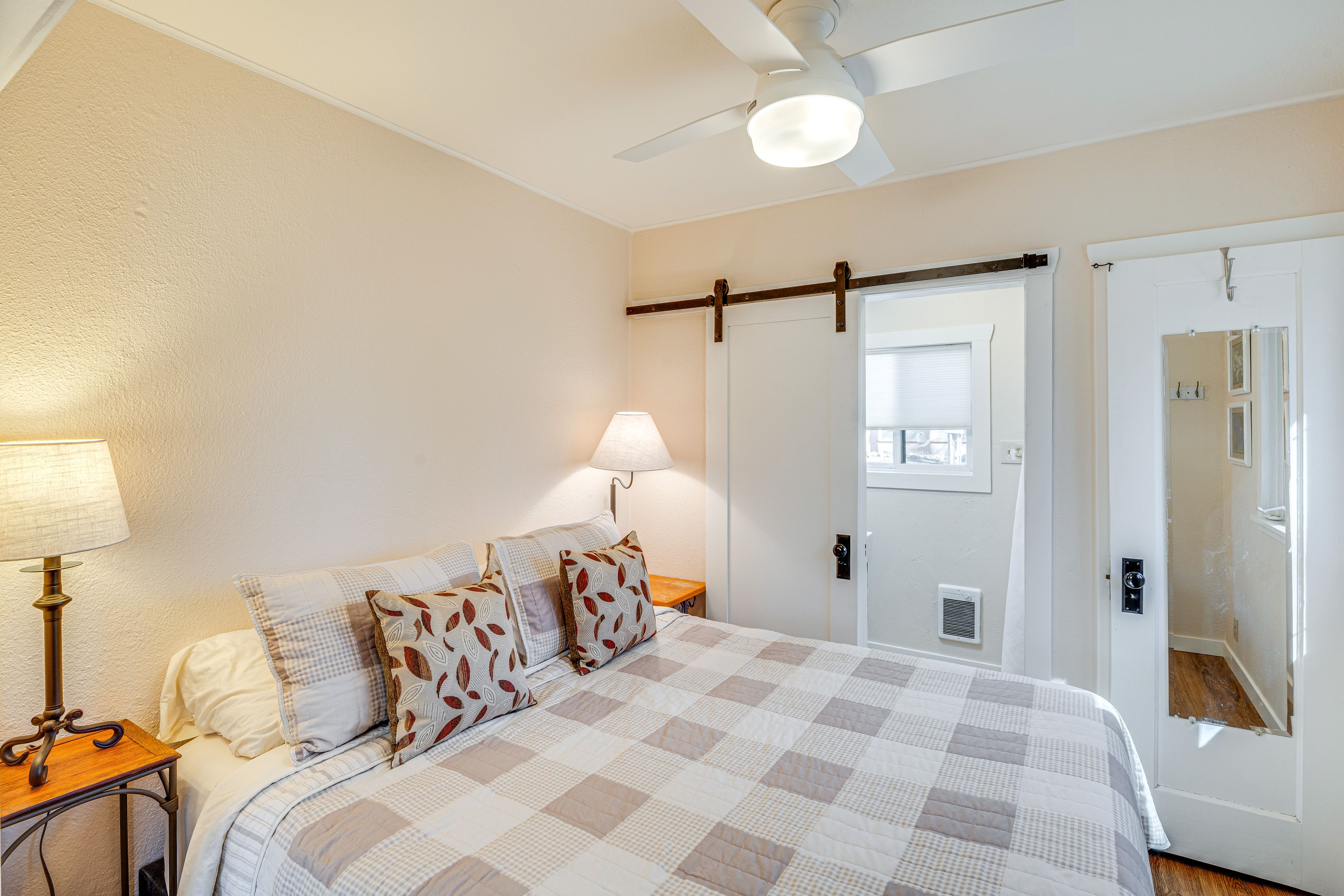 Studio | Queen Bed