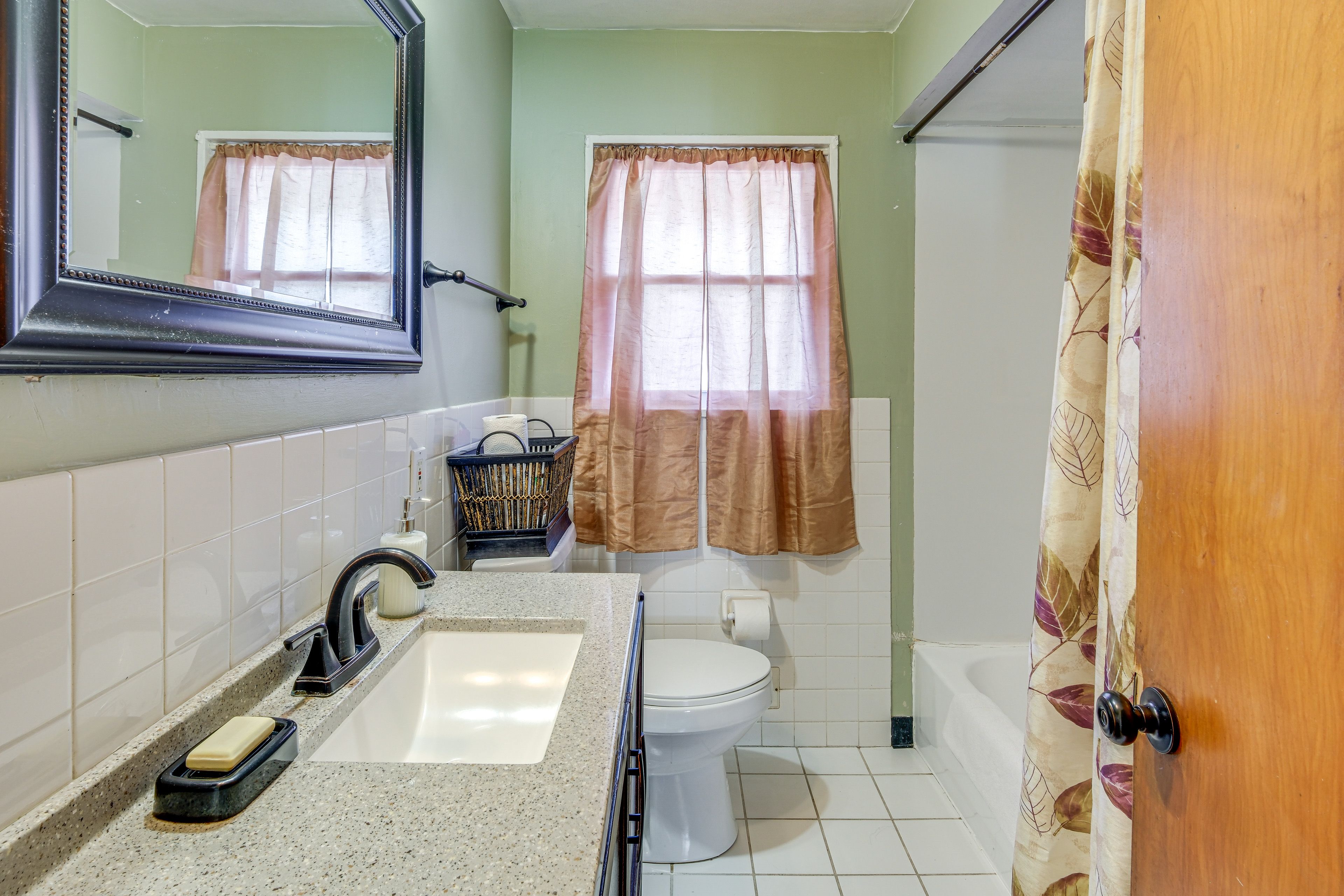 Full Bathroom | Main Level | Towels Provided