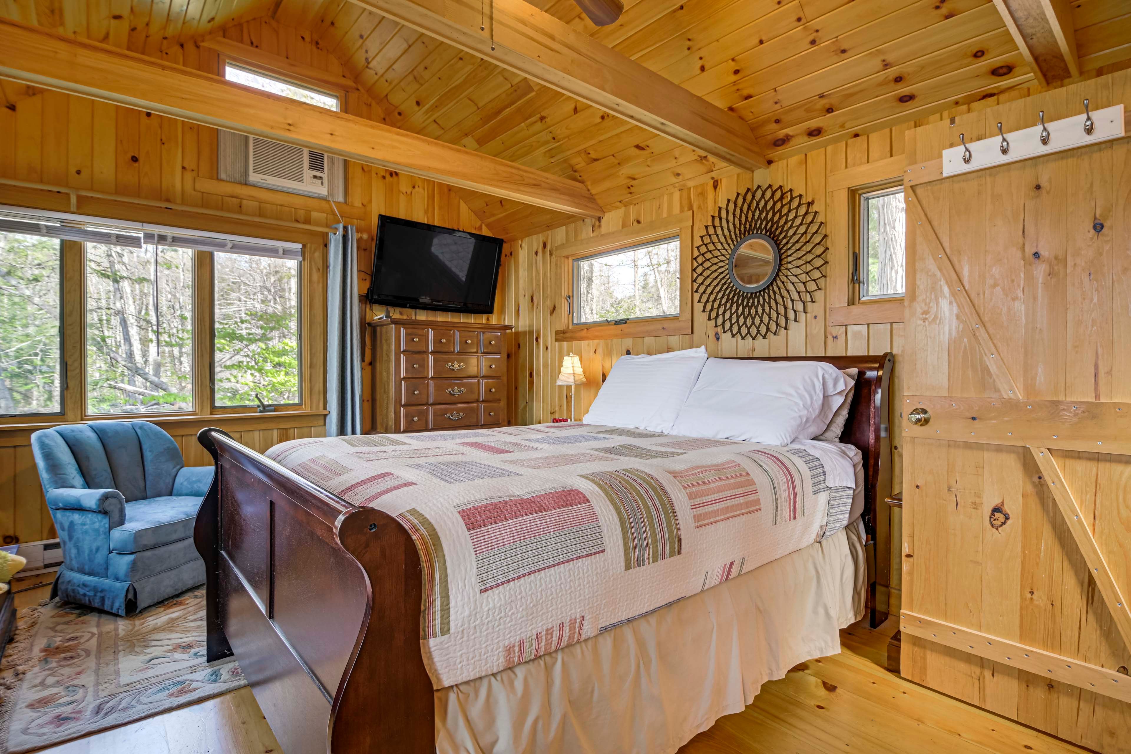 Bedroom 1 | Queen Bed | Smart TV | Linens Provided