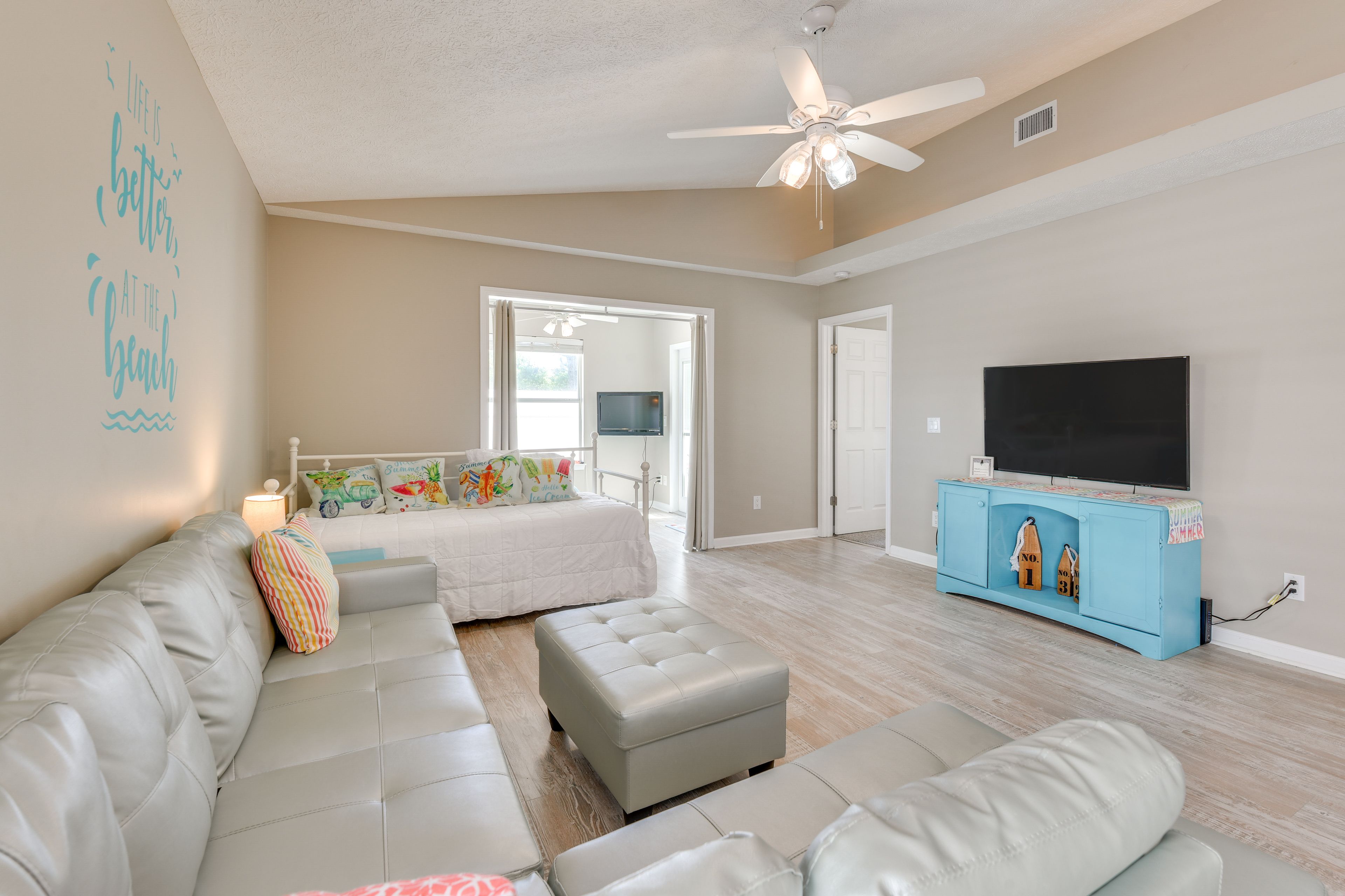 Living Room | Twin Daybed w/ Twin Trundle