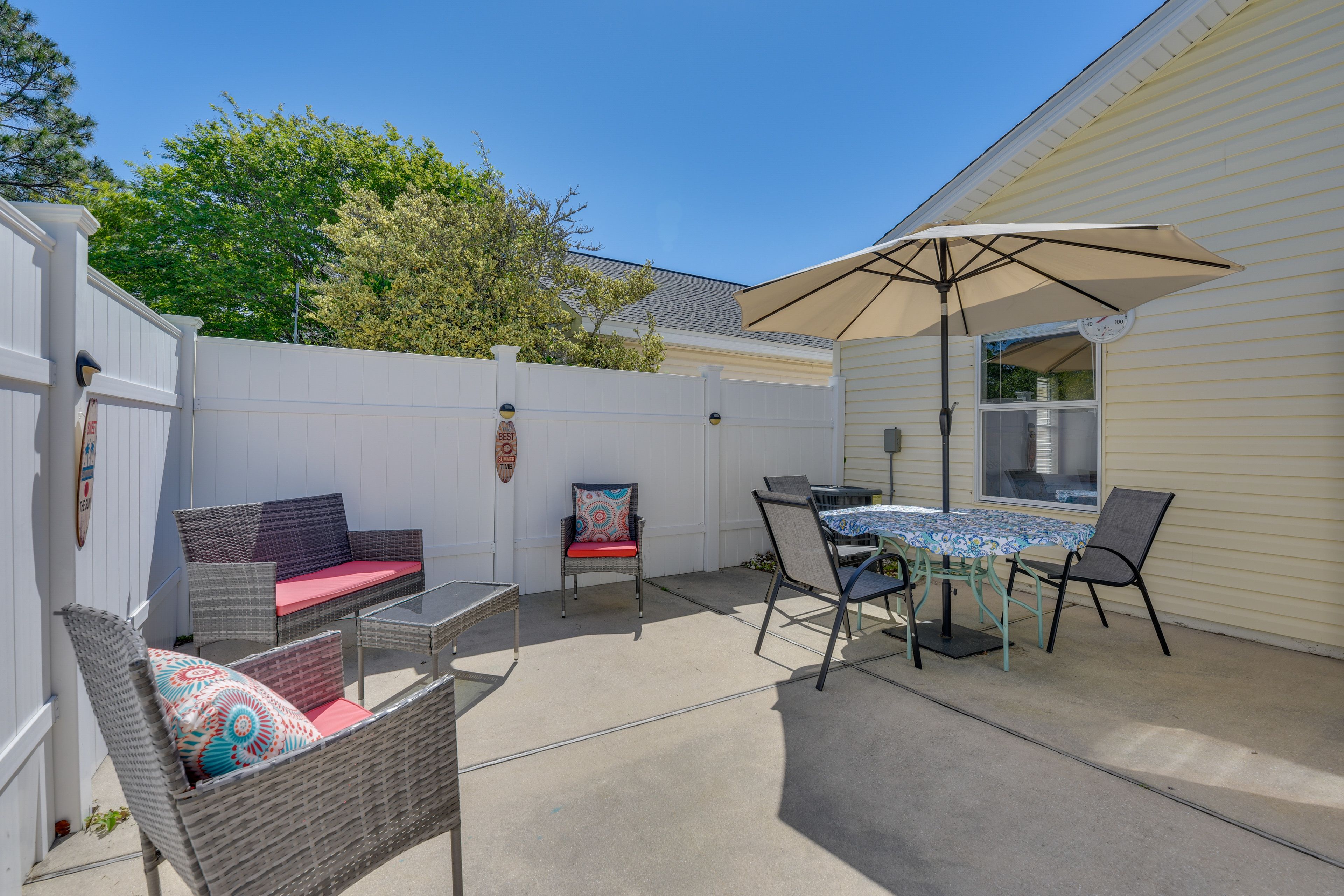Private Patio | Single-Story Home | Indoor & Outdoor Dining Tables