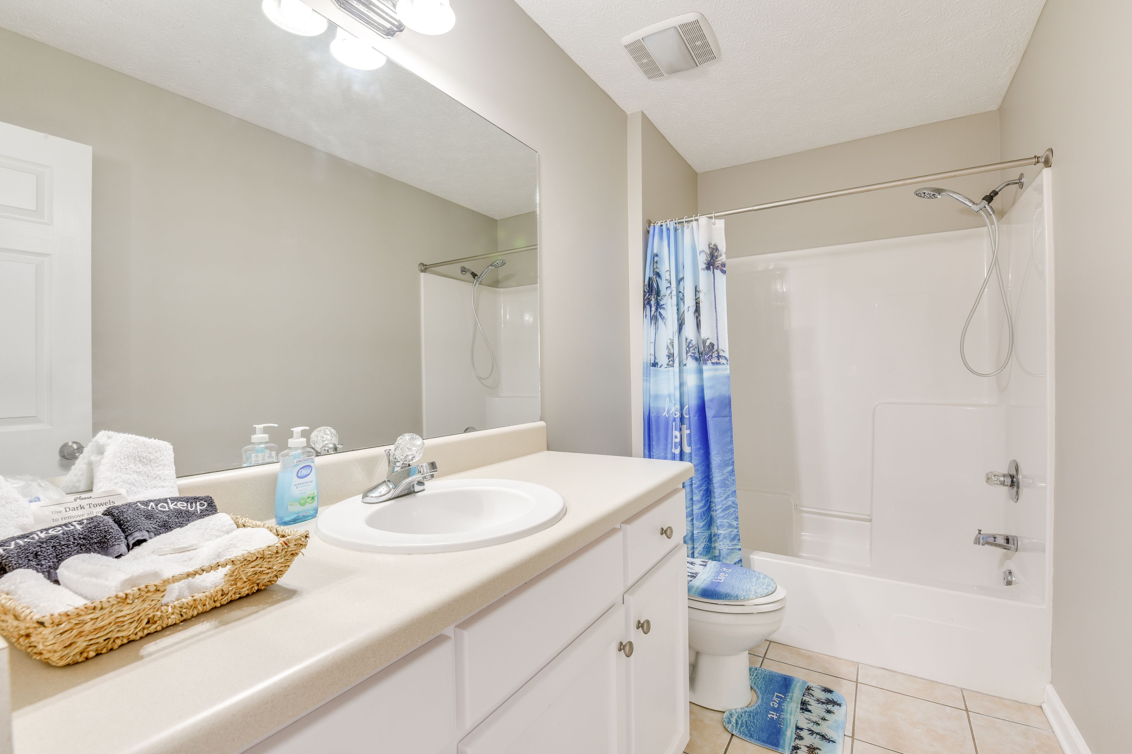 Full Bathroom | Complimentary Toiletries