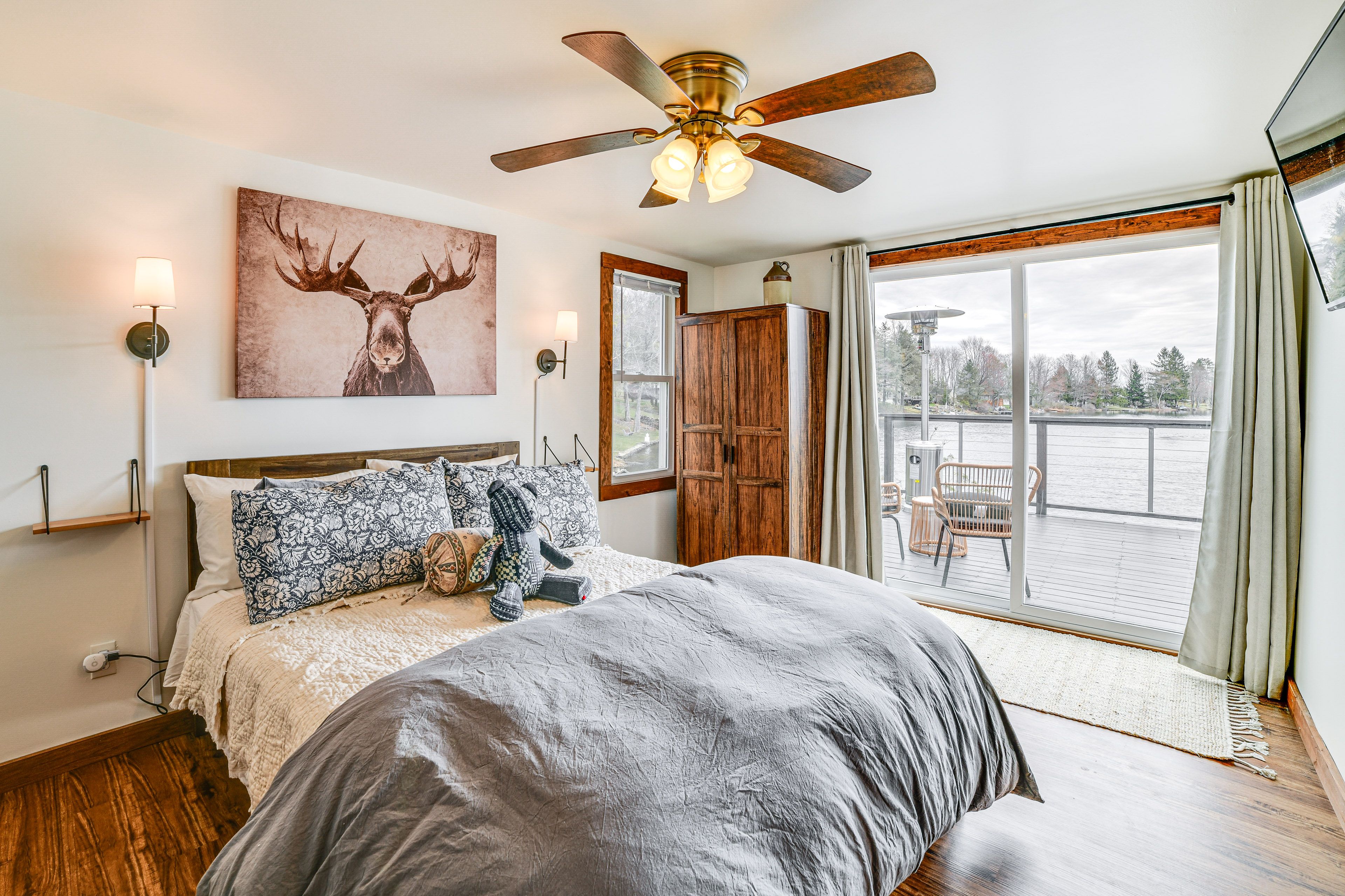 Bedroom 1 | Queen Bed | 1st Floor | Linens Provided