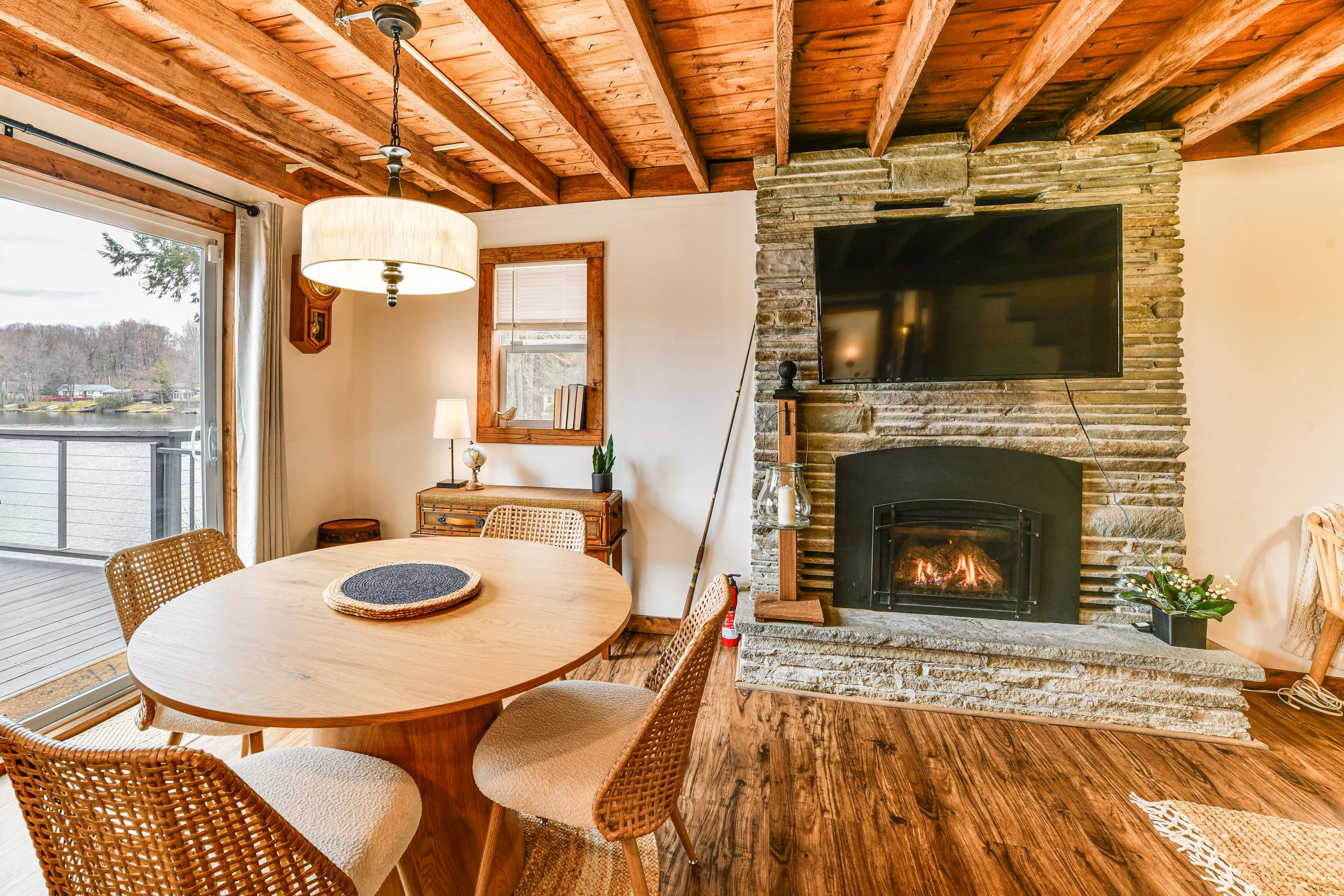 Dining Area | 1st Floor | Dishware/Flatware | Trash Bags/Paper Towels