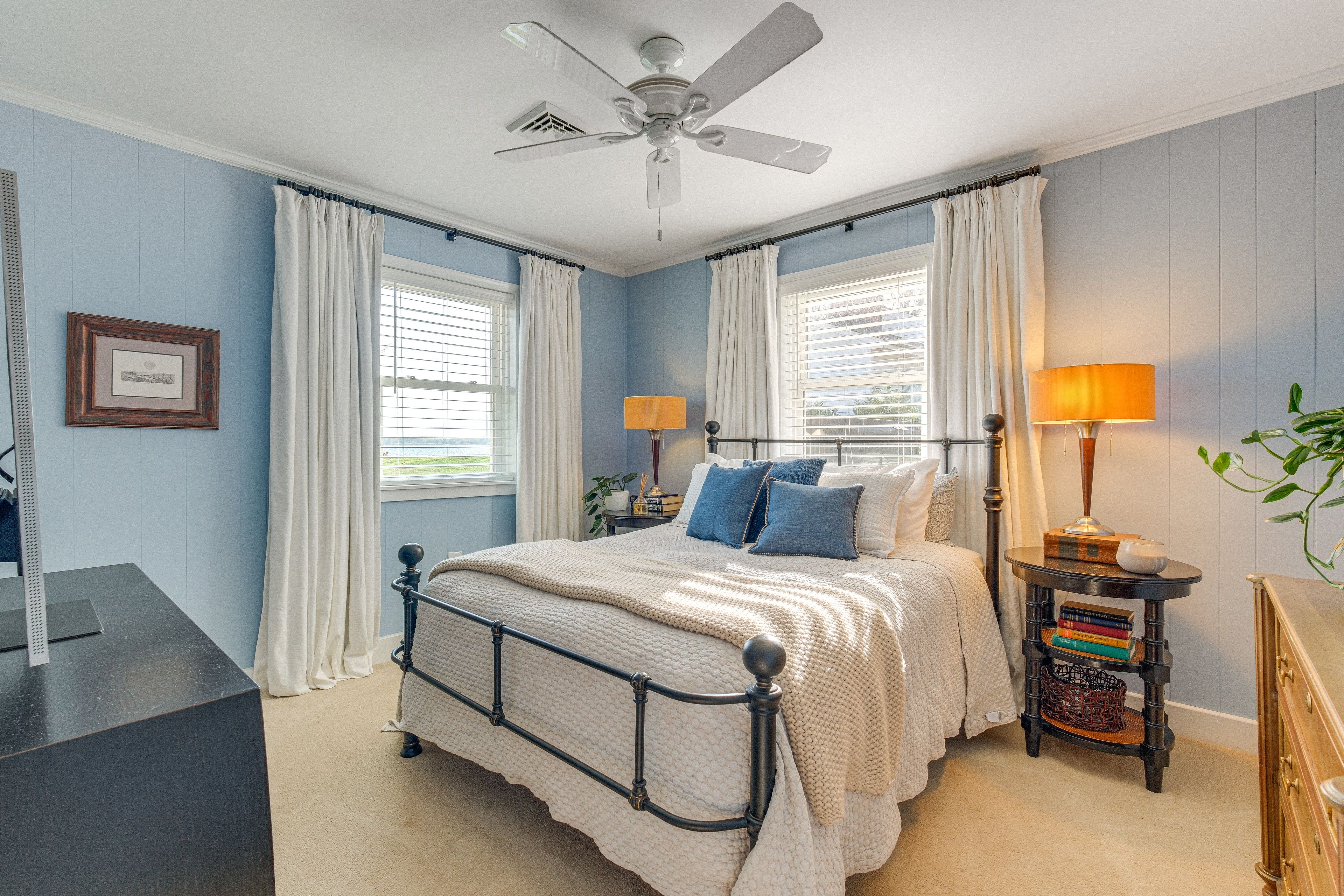 Bedroom 1 | Queen Bed | Smart TV