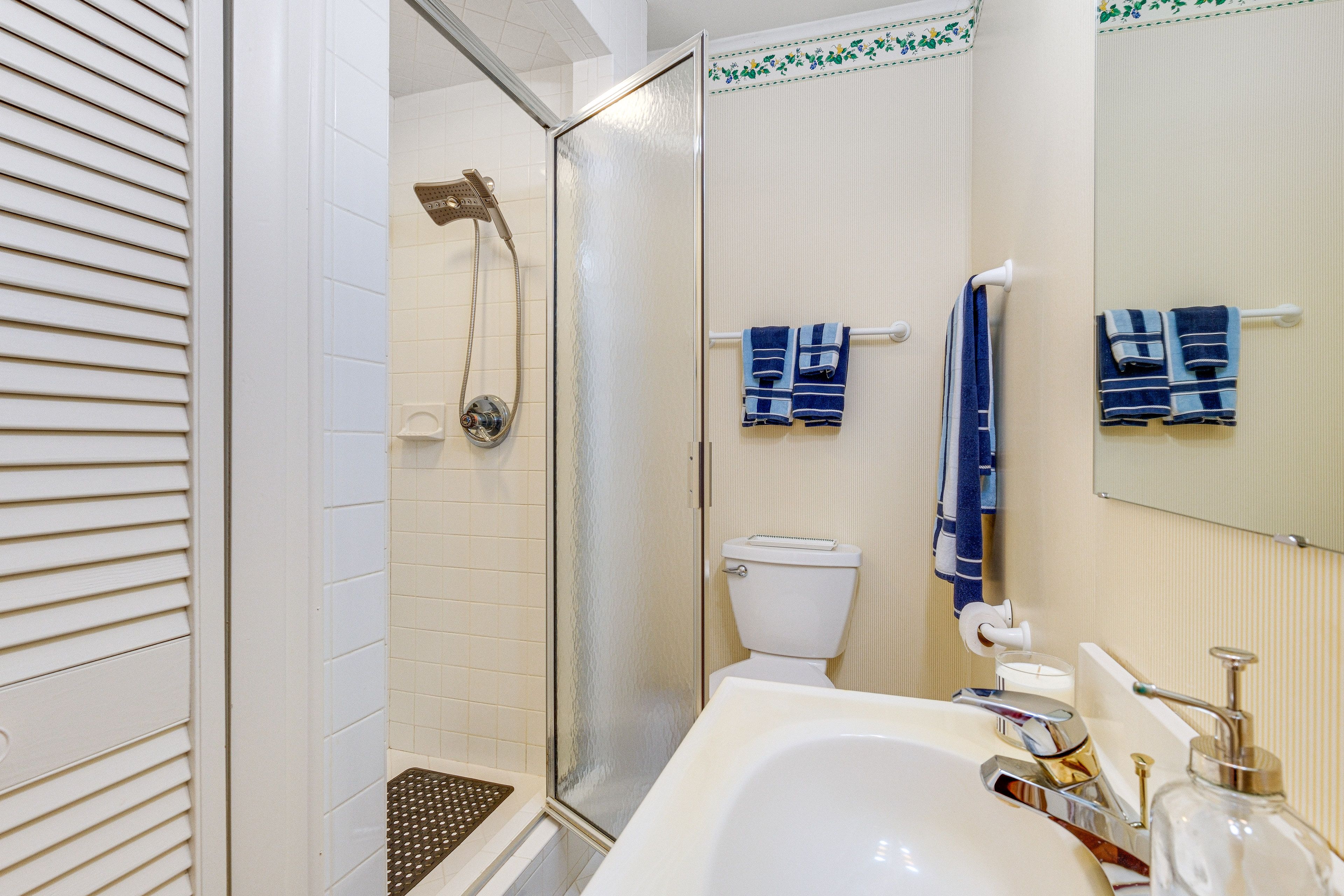 Full Bathroom | Towels Provided